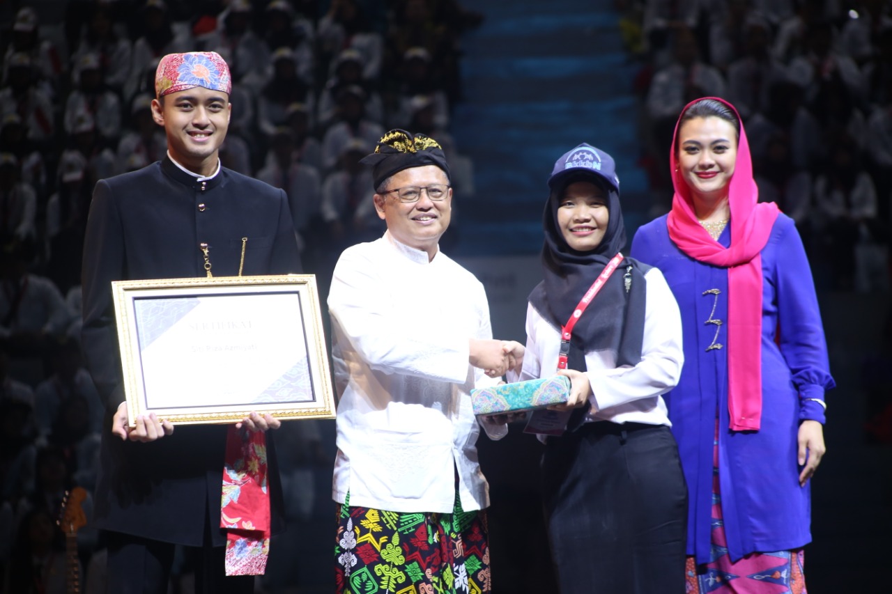 Siti Riza Azmiyati saat menerima penghargaan dari Sekretaris Kementerian PAN - RB Dwi Wahyu Atmaji.