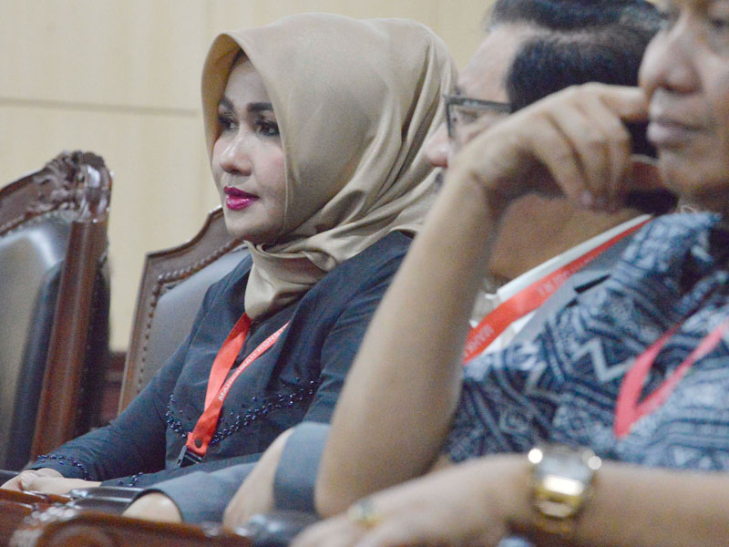  Calon legislatif Dewan Perwakilan Daerah (DPD) Nusa Tenggara Barat (NTB), Evi Apita Maya (kiri) .