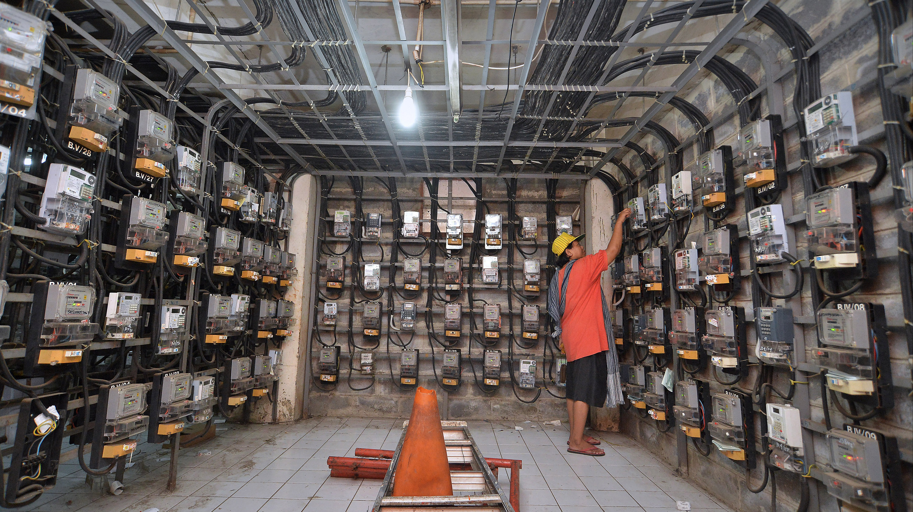 Warga memeriksa meteran listrik prabayar di Rumah Susun Benhil