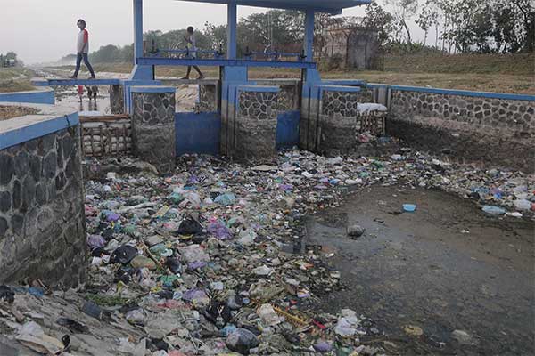 Sampah plastik di Desa Menawan, Demak, Jawa Tengah, Sabtu (6/7/2019).