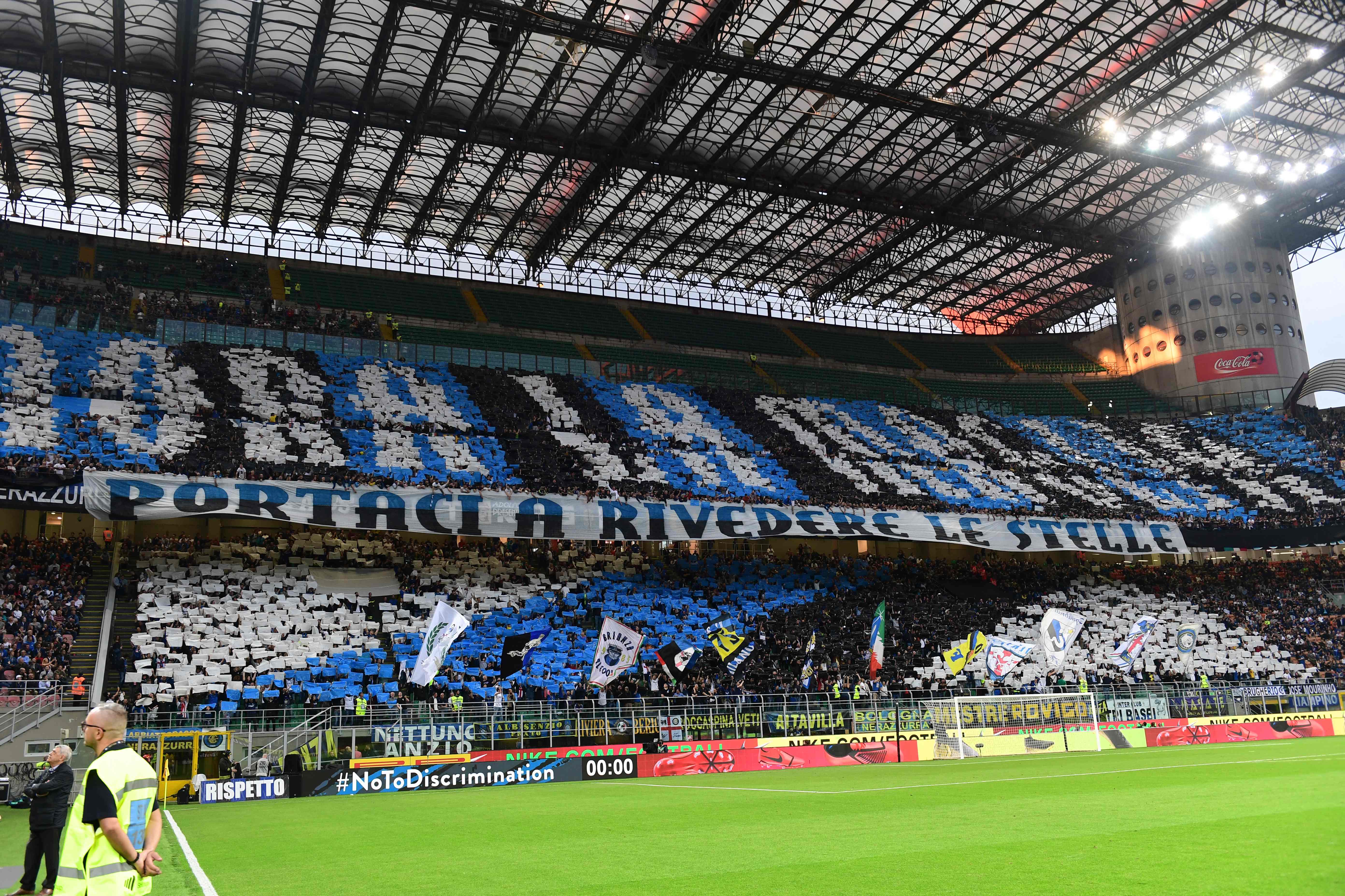 Pendukung Inter Milan memadati Stasion San Siro.