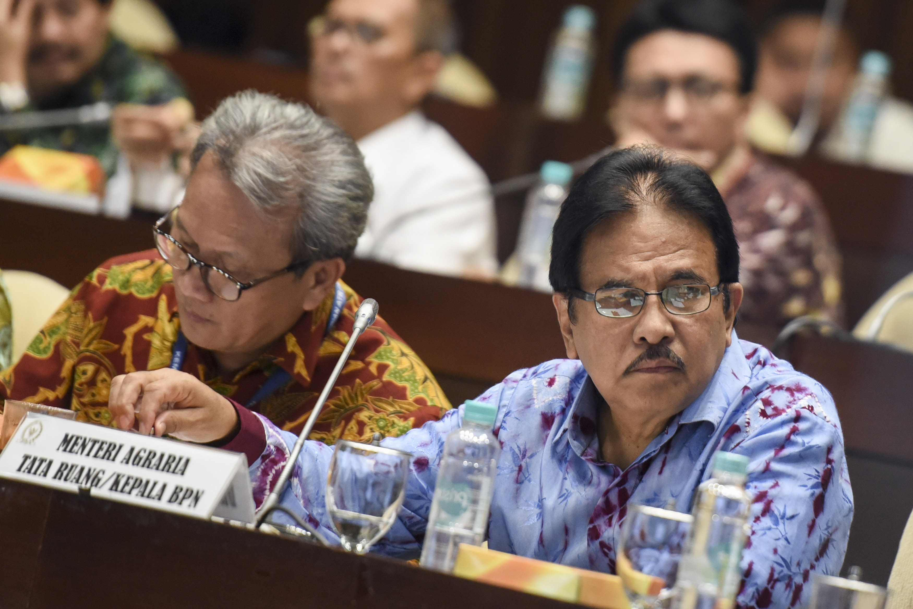  Menteri ATR/Kepala BPN Sofyan Djalil (kanan) mengikuti rapat kerja dengan Komisi II DPR membahas RUU Pertanahan.