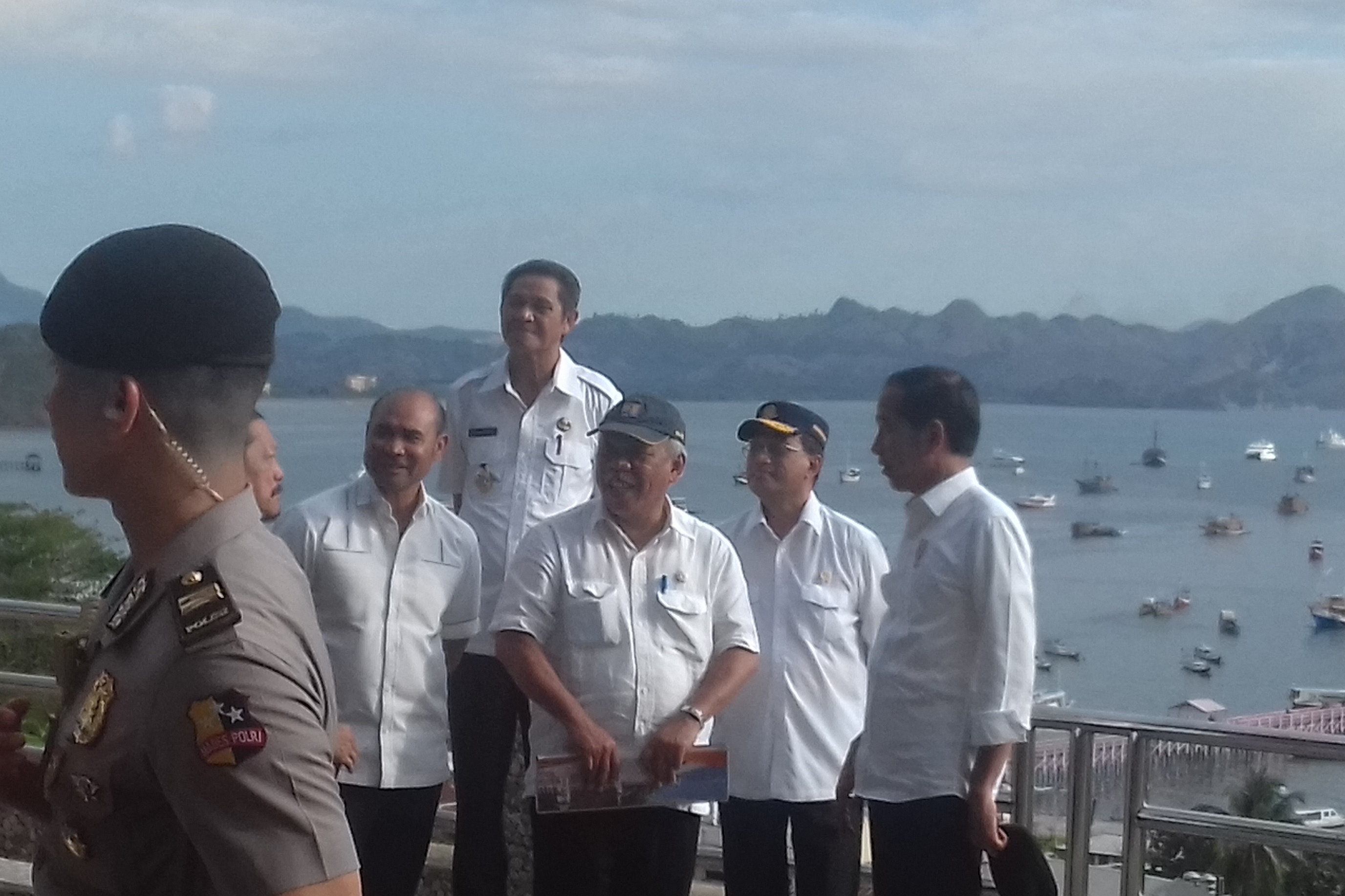 Presiden Joko Widodo (kanan) saat di Labuanbajo, Manggarai Barat, NTT, Rabu (10/7).