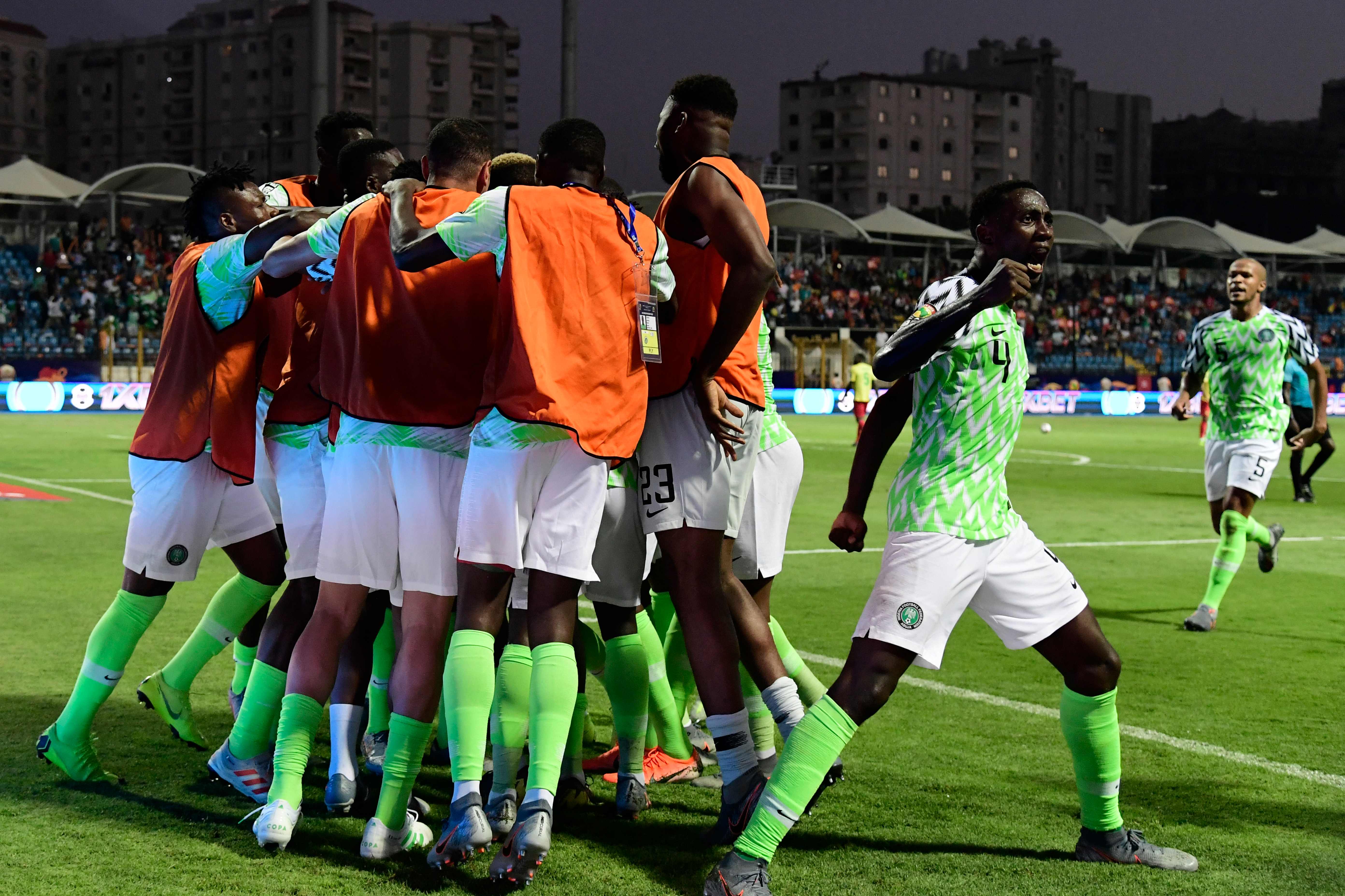 Para pemain Nigeria merayakan gol yang dicetak Alex Iwobi ke gawang Kamerun.