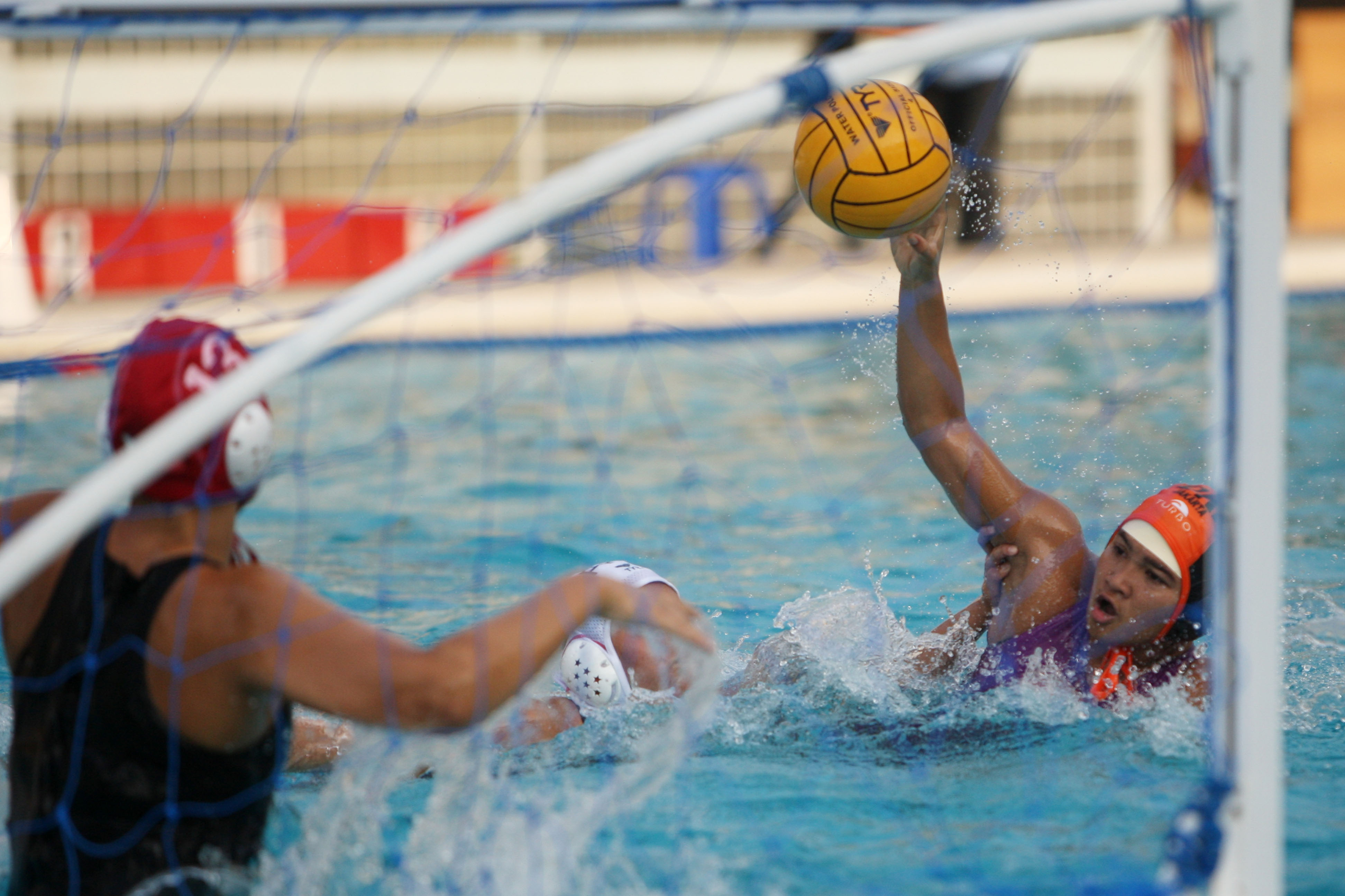  Atlet polo air tim putri Indonesia A Maya Anggraeni berusaha menembakkan bola 