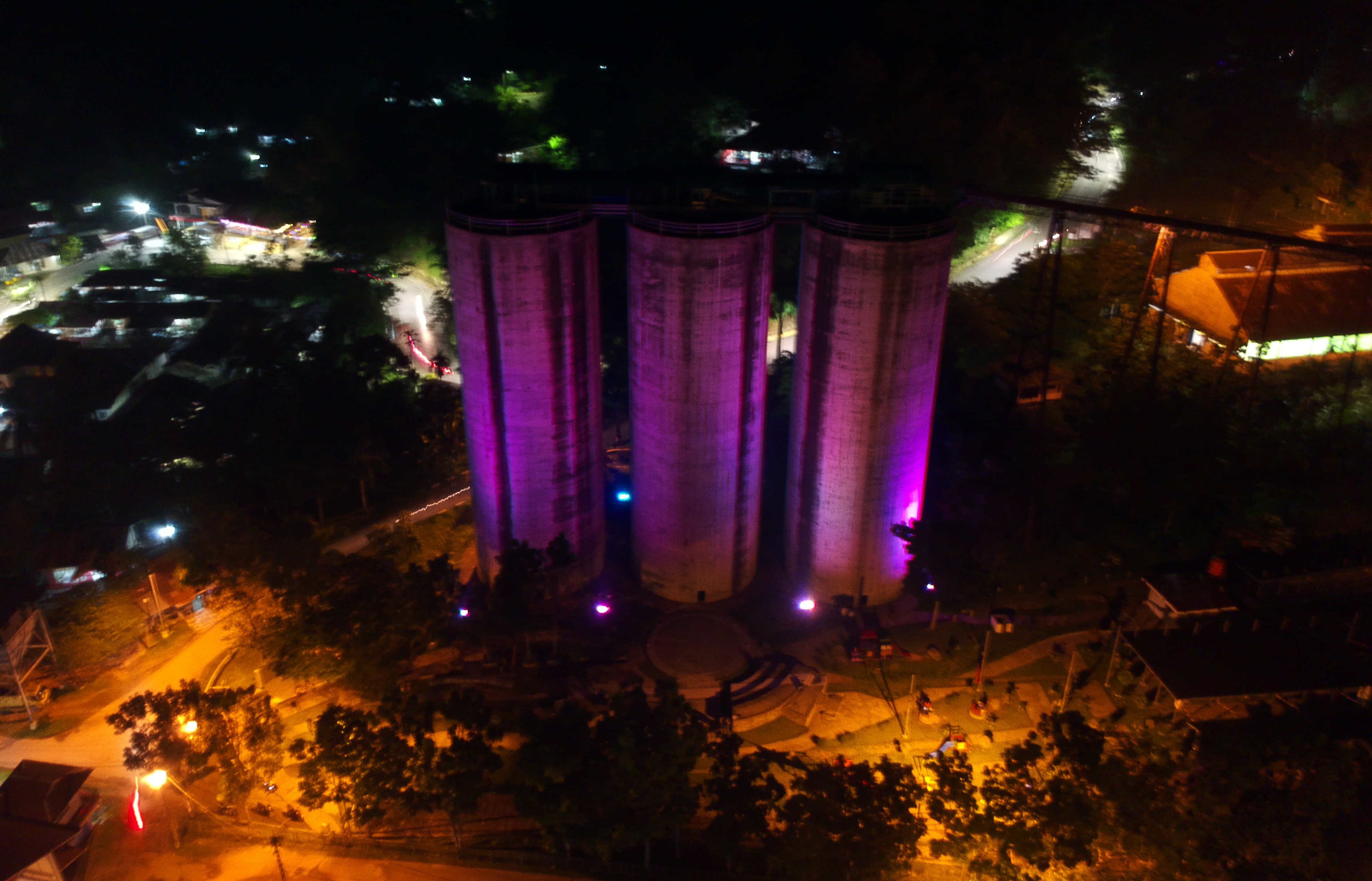 Lampu menyinari tiga buah silo bekas penyimpanan batu bara di Kota Sawahlunto, Sumatra Barat, Sabtu (6/4/2019).