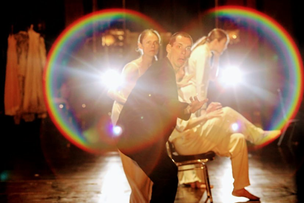 Grup tari asal Bristol, Britania Raya Impermanence mementaskan karya Brecht berjudul Baal. 