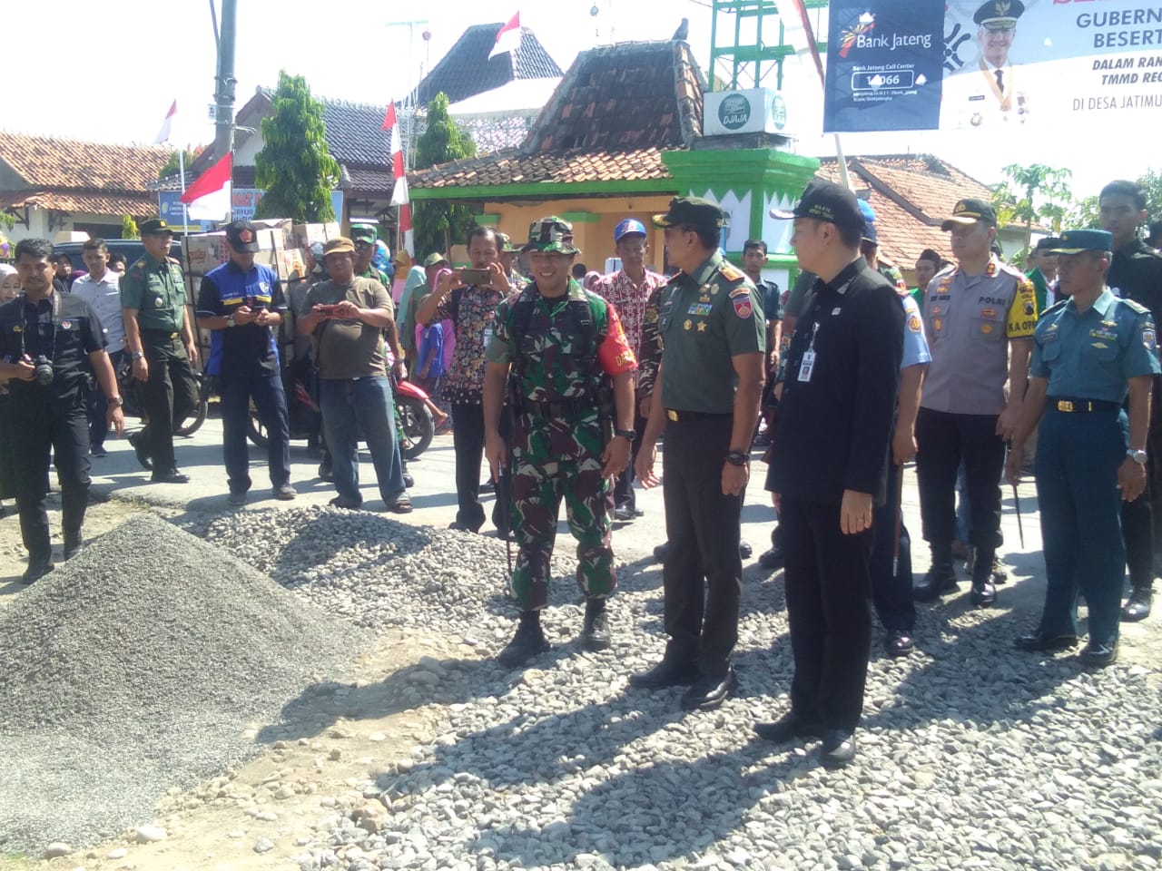 Komandan Kodim 0712 Tegal Letkol Inf Richard Arnold YS (kiri) sedang menjelaskan program TMMD Reguler 105 Kodim 0712 Tegal di Desa Jatimulya