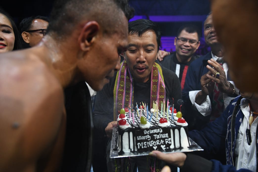 Menpora Imam Nahrawi dapat kue ulang tahun dari juara dunia tinju Tibo.