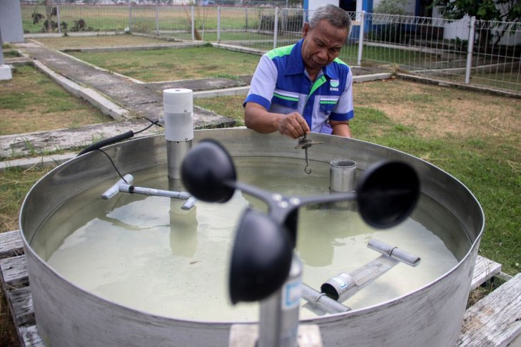 Petugas BMKG Juanda melakukan pemantauan cuaca di kantor BMKG Juanda Surabaya 