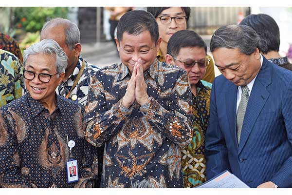 Menteri ESDM Ignasius Jonan (tengah) didampingi Kepala SKK Migas Dwi Sutjipto (kiri) dan CEO INPEX Takayuki Ueda