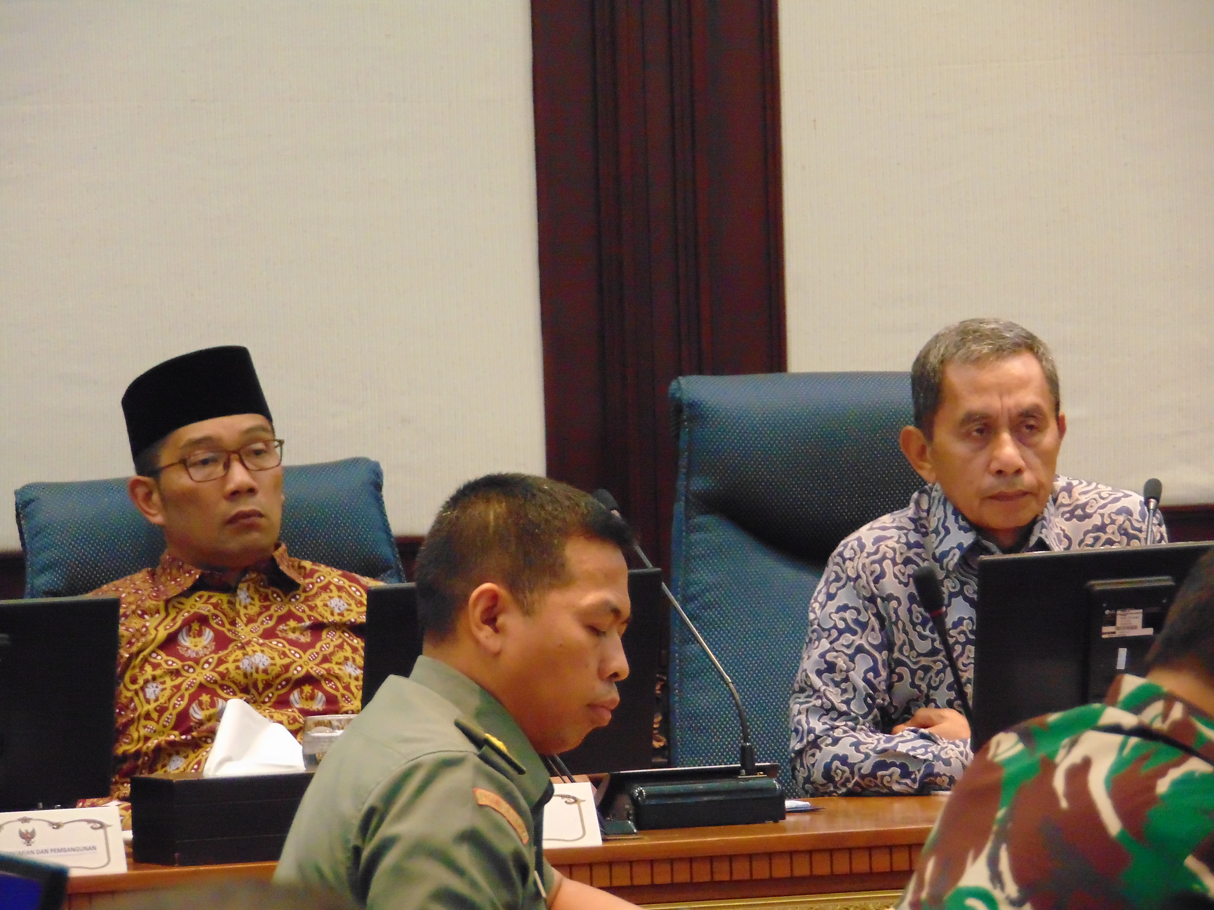 Gubernur Jawa Barat Ridwan Kamil (kiri) saat rapat kondisi Sungai Citarum terkini di Bandung Jumat (5/7). 