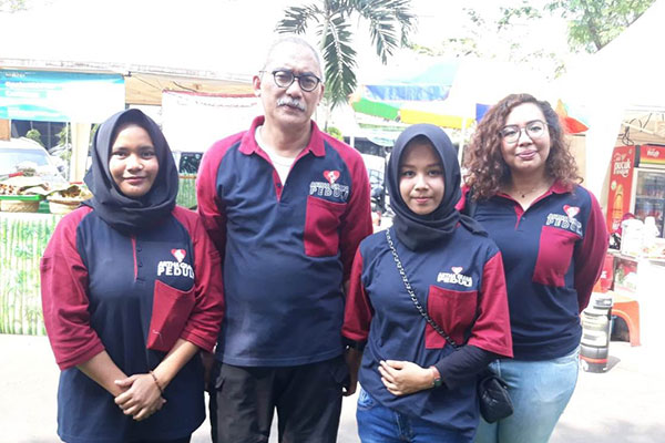 Ketua Umum Artha Graha Peduli Heka Hertanto bersama dua penerima beasiswa lulusan IPB pada peringatan Hari Harimau Dunia di SCBD Jakarta