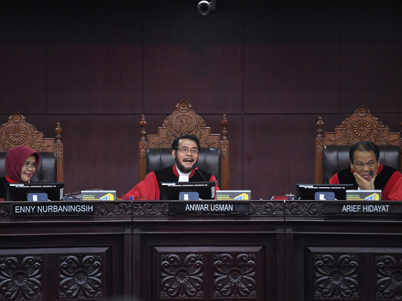 Ketua Mahkamah Konsititusi (MK) Anwar Usman (tengah) didampingi dua hakim konstitusi Enny Nurbaningsih (kiri) dan Arief Hidayat (kanan) .