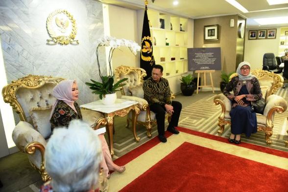 Ketua DPR RI Bambang Soesatyo terima Dharma Wanita berbagai K/L.