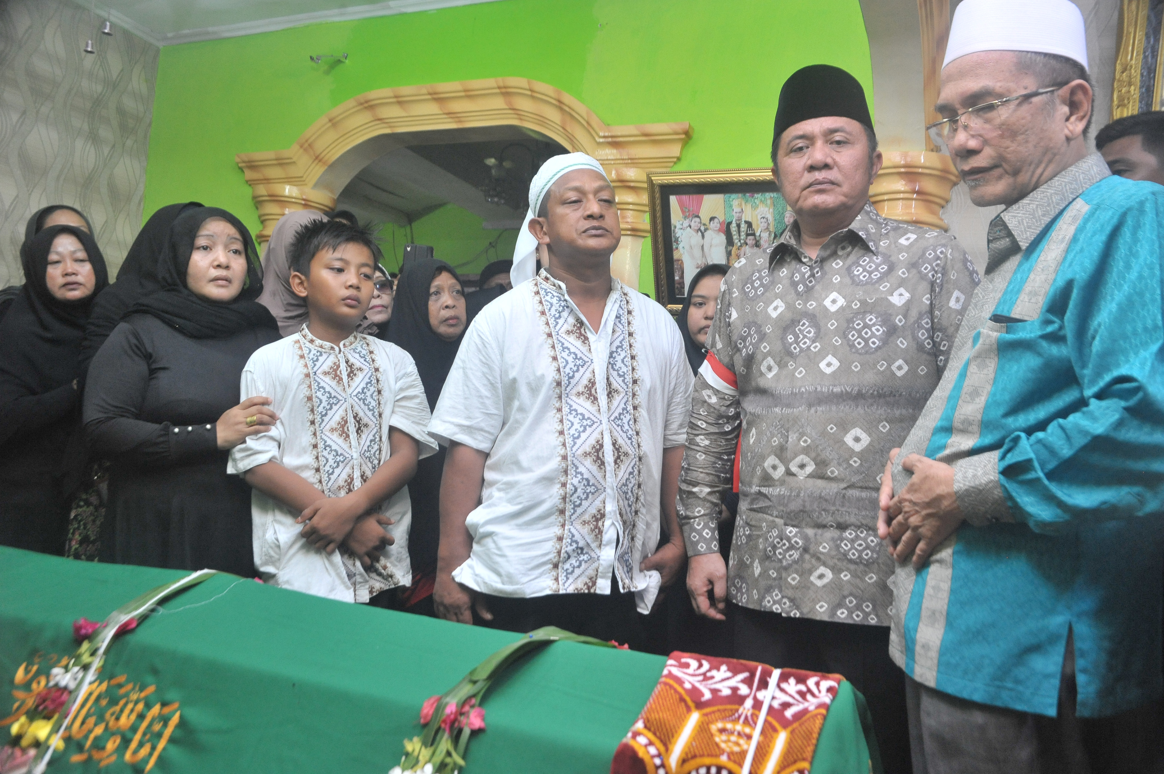 Gubernur Sumatera Selatan Herman Deru (kedua kanan) melayat almarhum Wiko Jerianda di rumah duka Plaju Palembang, Sumsel, Sabtu (20/7).