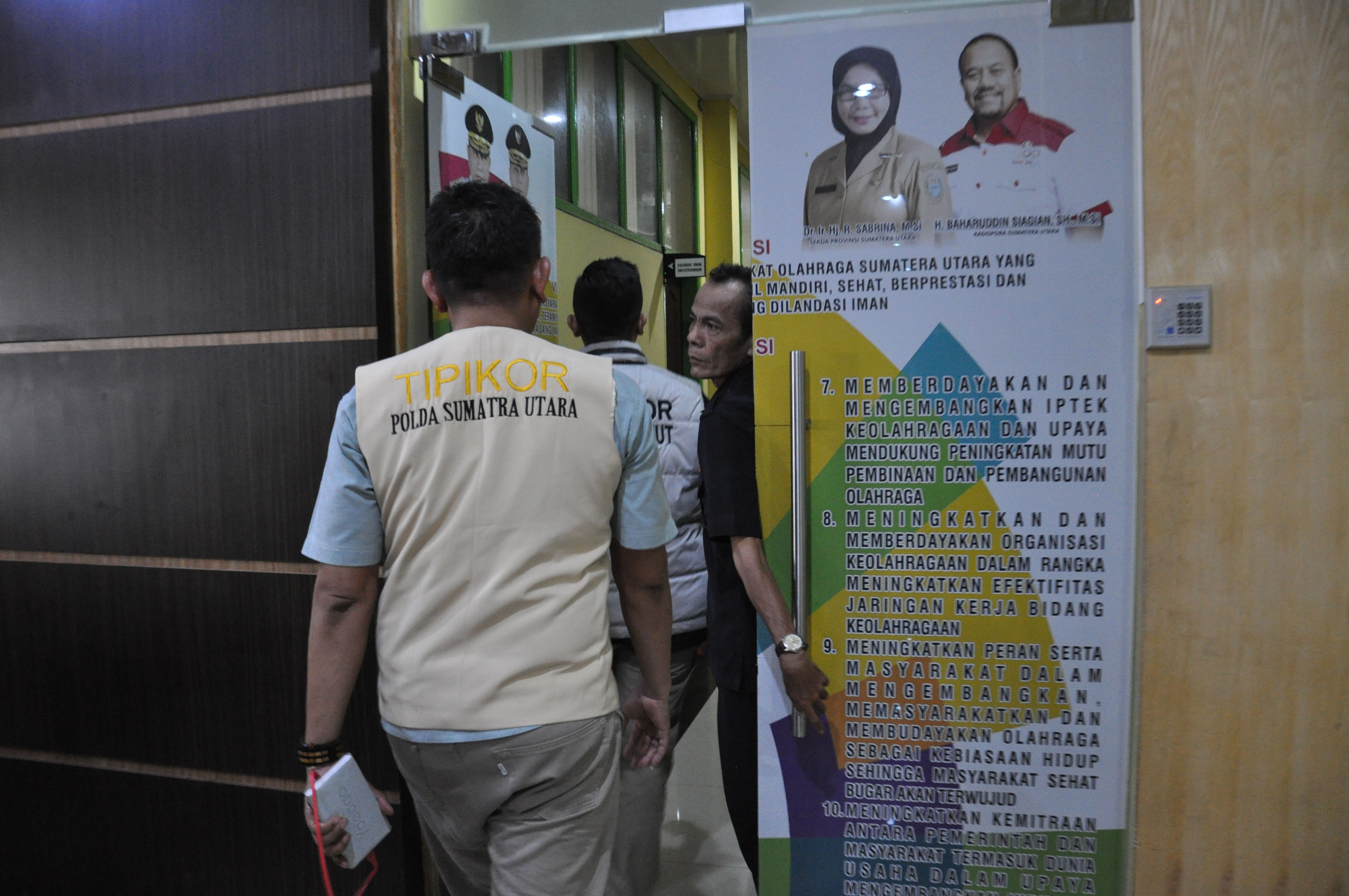 Petugas penyidik Ditreskrimsus Tipikor Polda Sumut menggeledah ruangan gedung Dinas Pemuda dan Olah Raga Provinsi Sumut, Kamis (18/7).