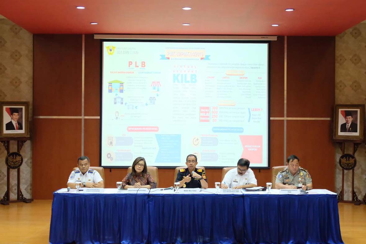 Dirjen Bea Cukai Heru Pambudi (tengah).