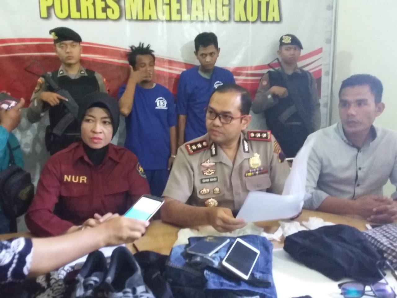 Dua pelaku pelempar molotov (berkaos biru) di Kota Magelang. 