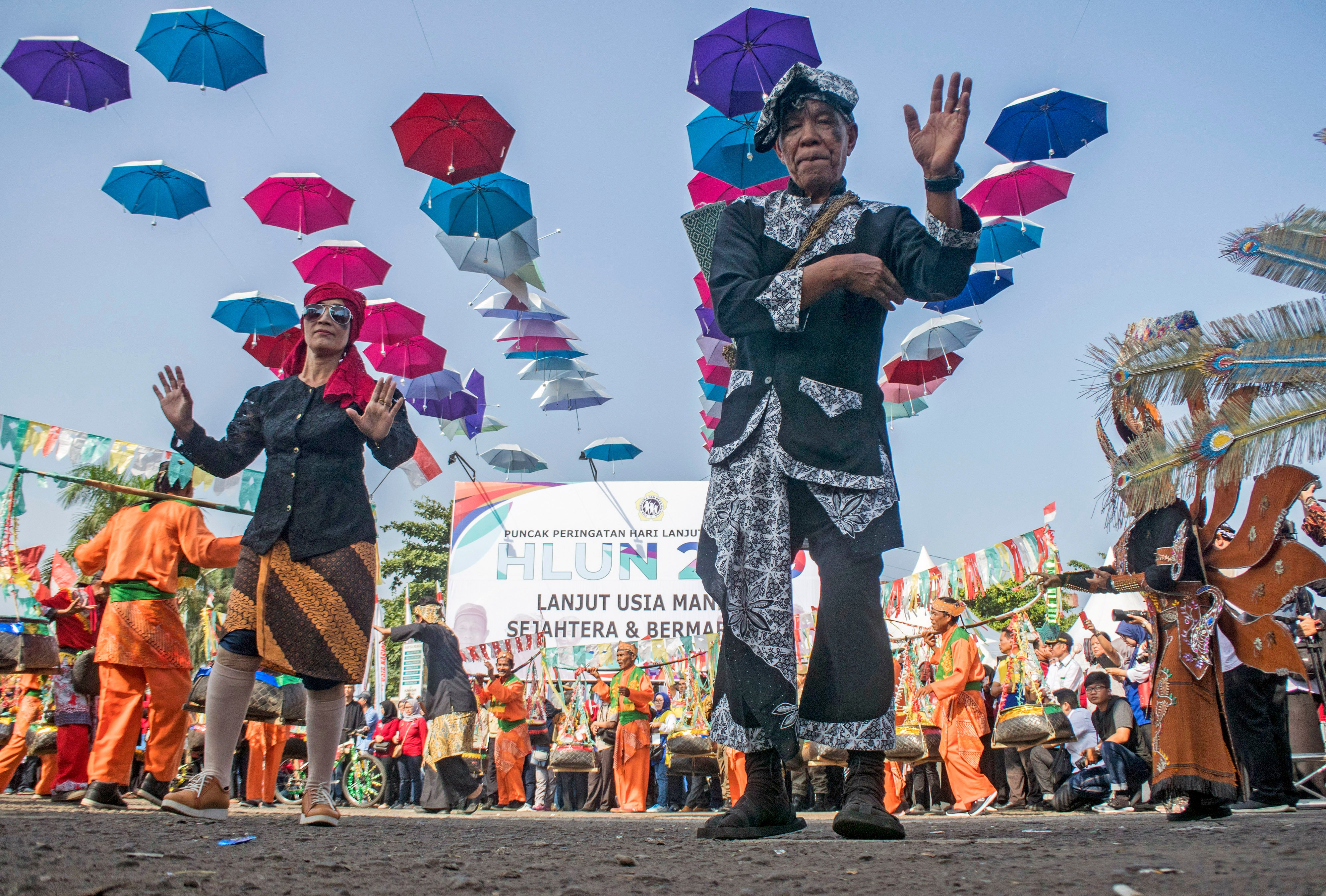  Peserta karnaval Puncak Peringatan Hari Lanjut Usia Nasional 2019 di Monumen Perjuangan Rakyat Jawa Barat, Bandung. 