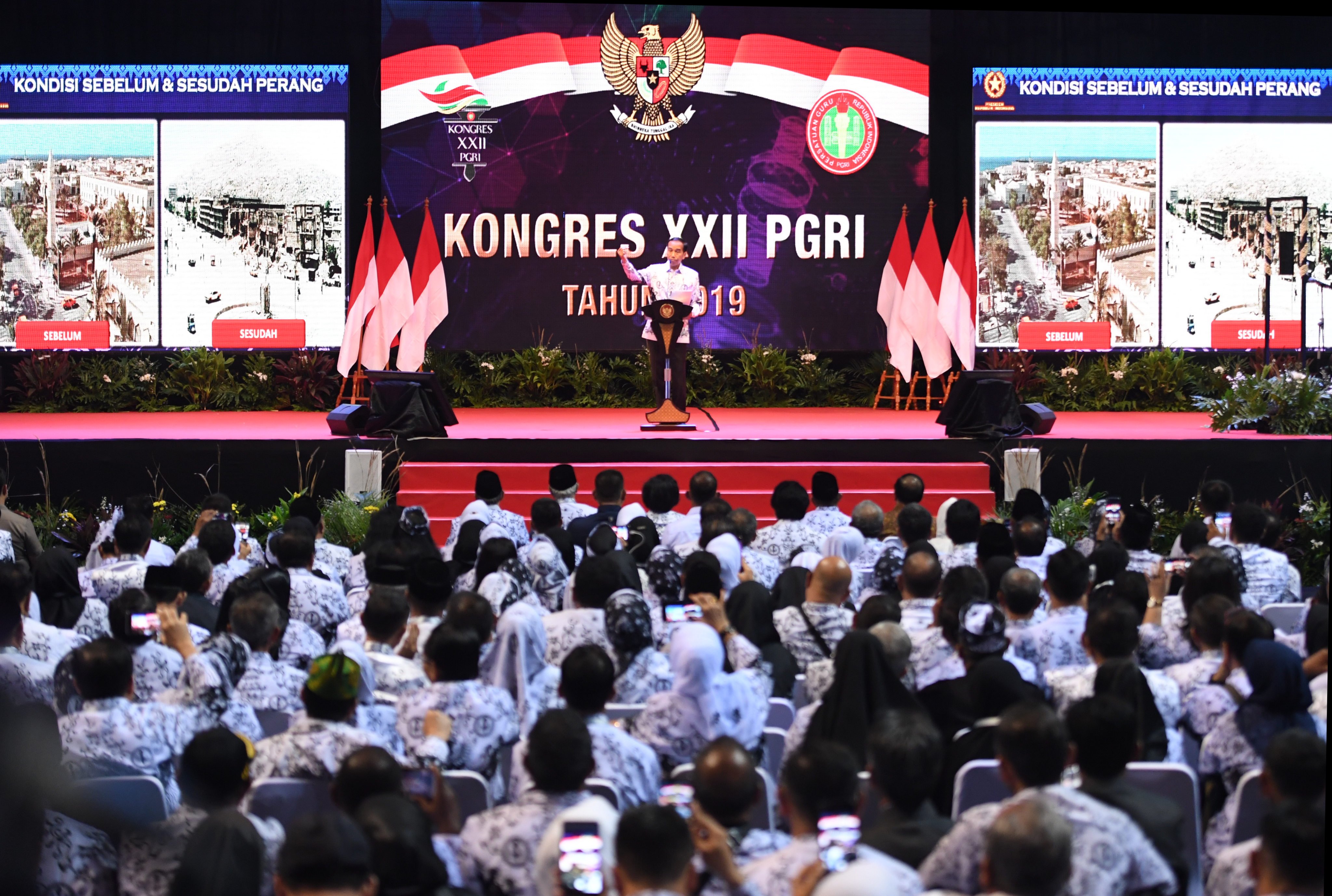 Presiden Joko Widodo berpidato saat menghadiri Kongres XXII PGRI tahun 2019 di Jakarta, Jumat (5/7/2019).