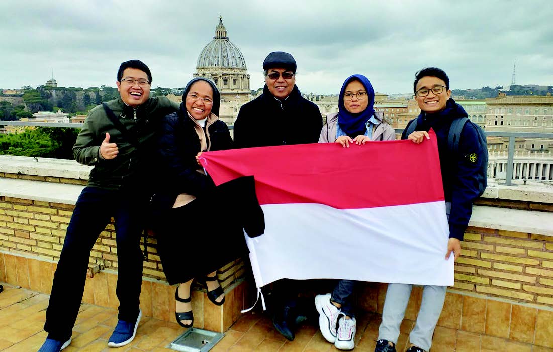 Berdiskusi lintas agama setiap kesempatan semakin membuatnya memahami keberagaman