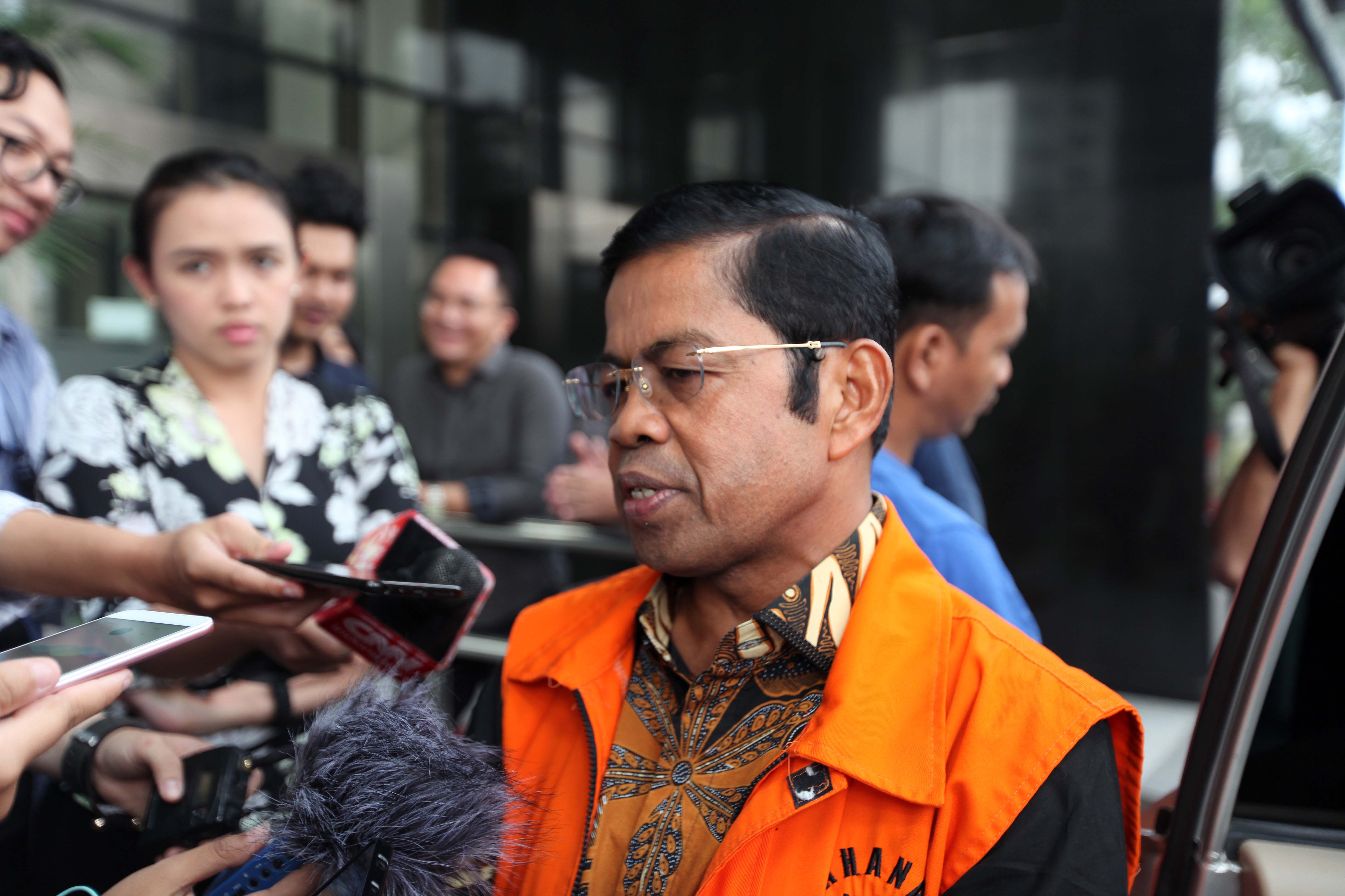 Tervonis kasus dugaan suap idrus Marham menjawab pertanyaan wartawan.