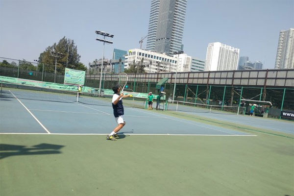 Atlet tenis veteran bertanding dalam kejuaraan Baveti Indonesia Open 2019 yang digelar di Elite Club Epicentrum, Rasuna, Jakarta,  