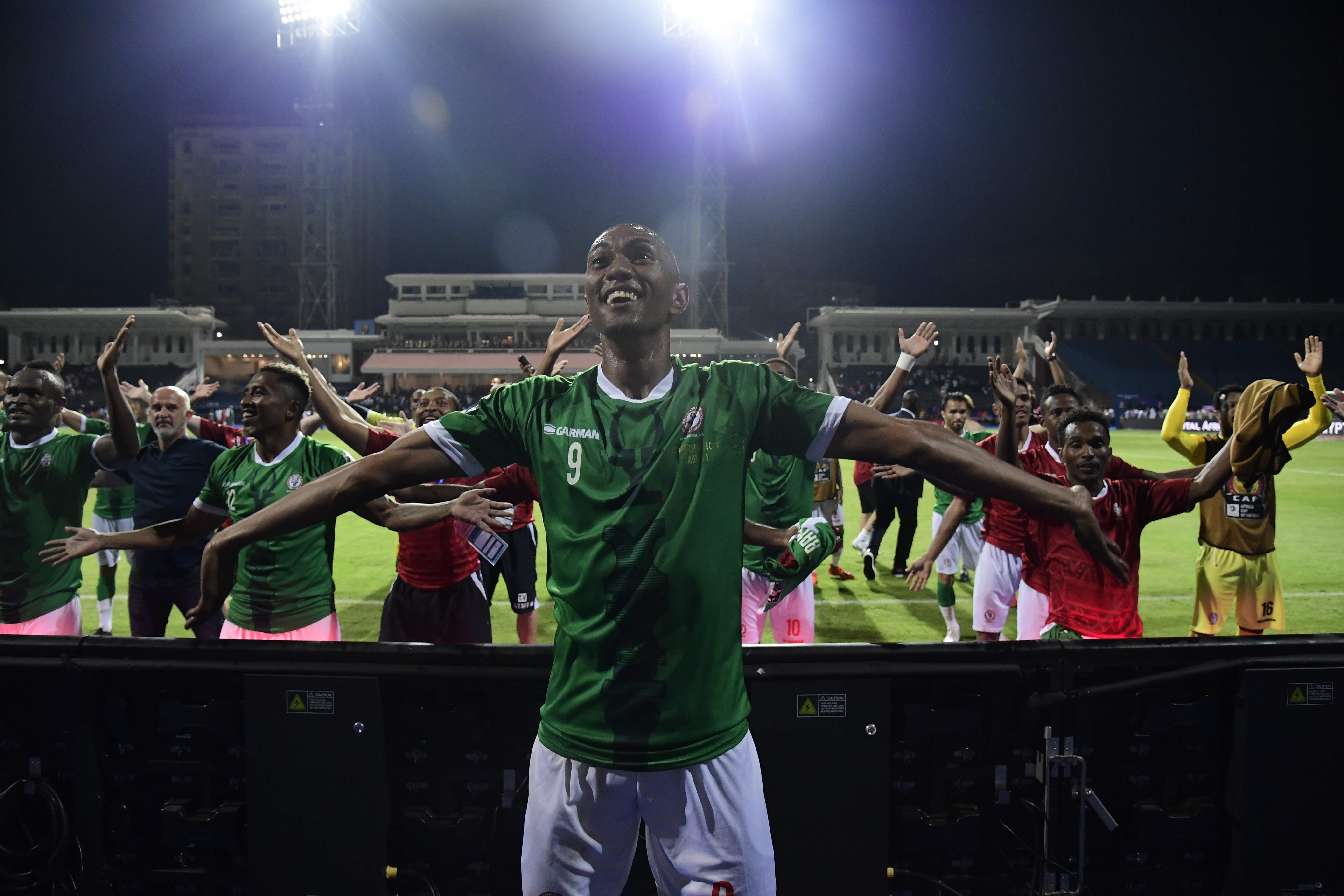 Para pemain Madagaskar merayakan keberhasilan mereka mencapai perempat final Piala Afrika.