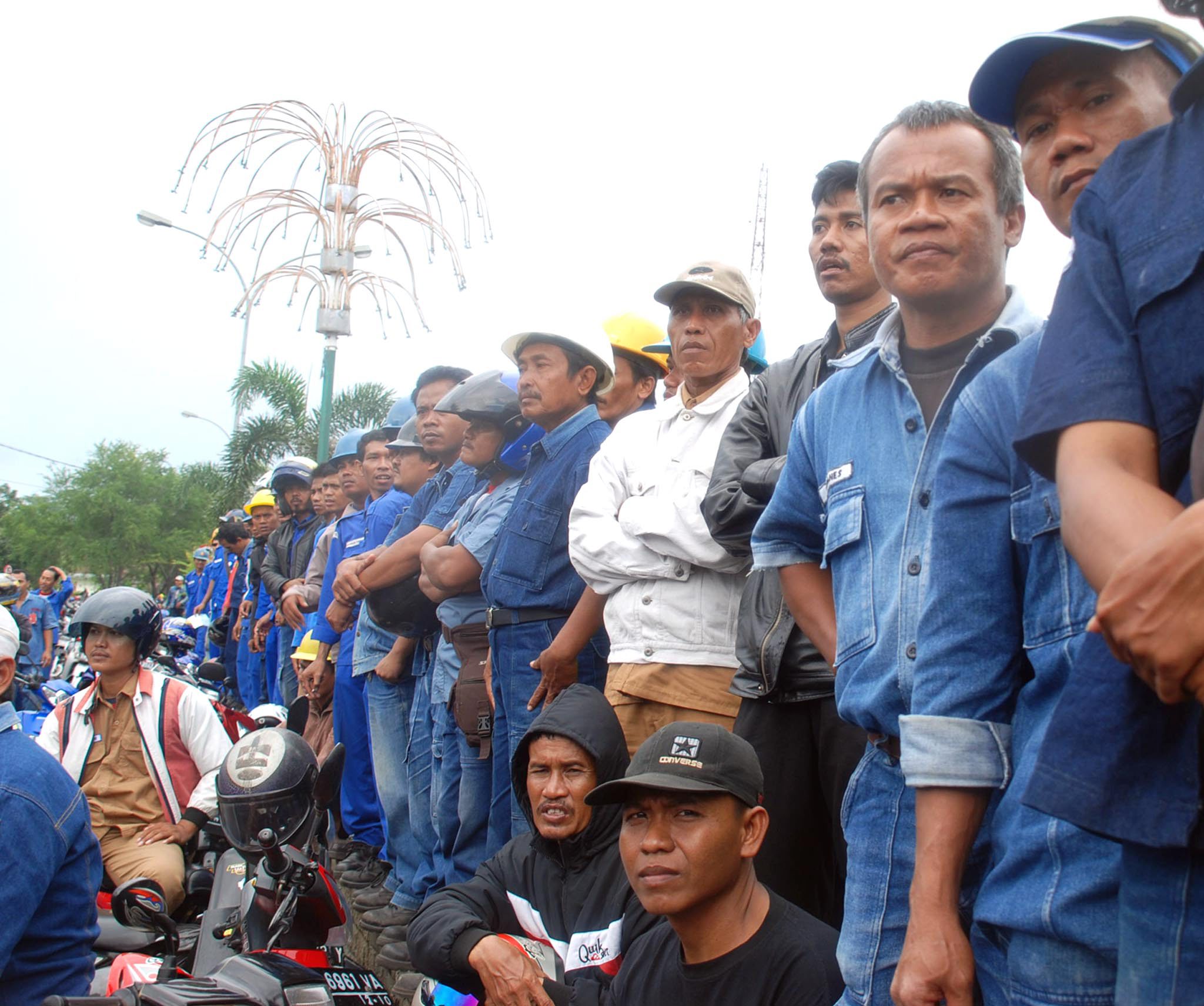 Sejumlah buruh PT Krakatau Steel sedang mendengarkan orasi 