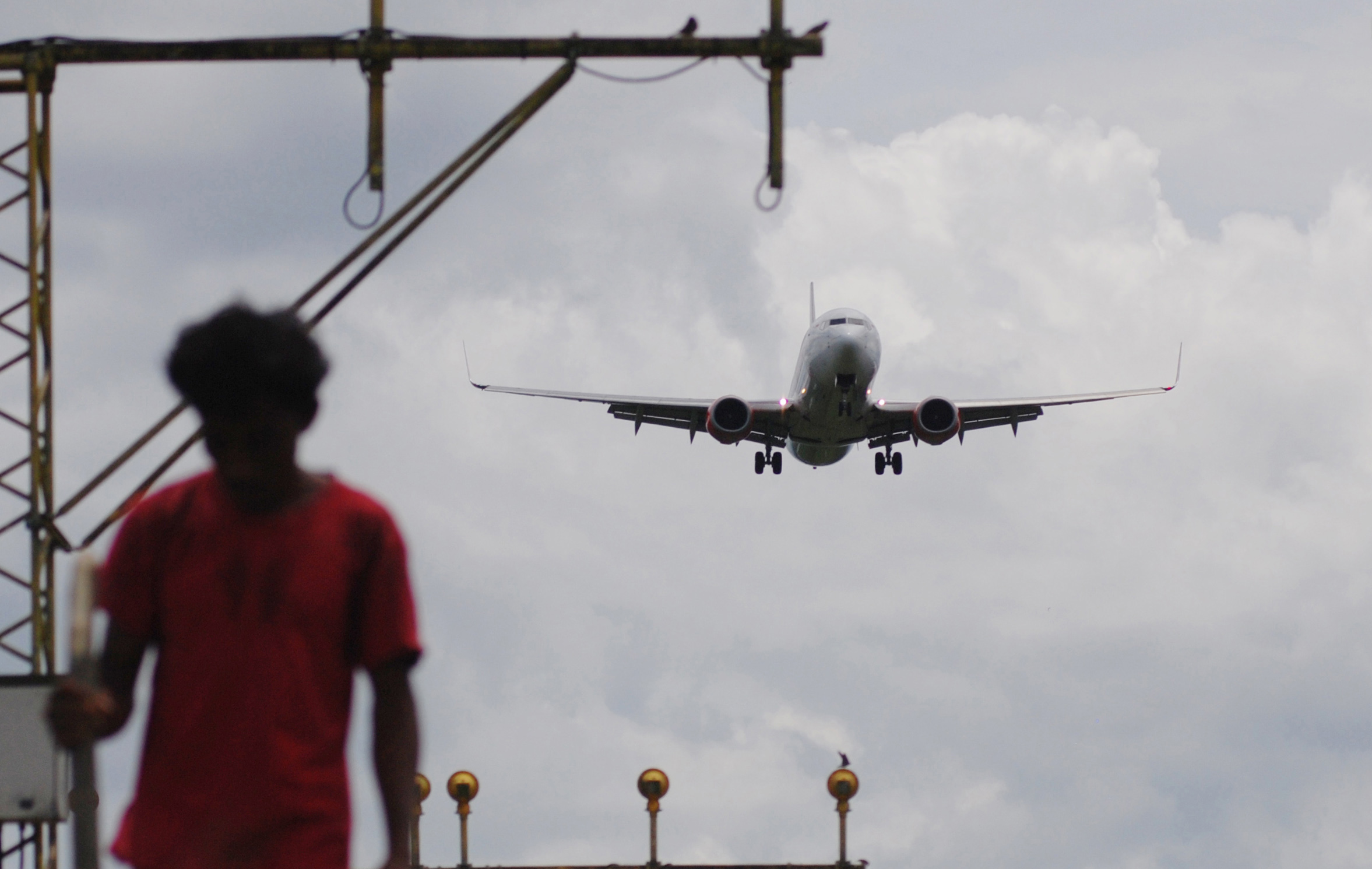 Pesawat komersial bersiap mendarat di Bandara Internasional Sam Ratulangi, Manado, Sulawesi Utara, Rabu (30/10).