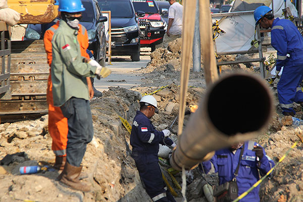  Pekerja menyelesaikan proyek pembangunan instalasi pipa gas milik Perusahaan Gas Negara (PGN) 