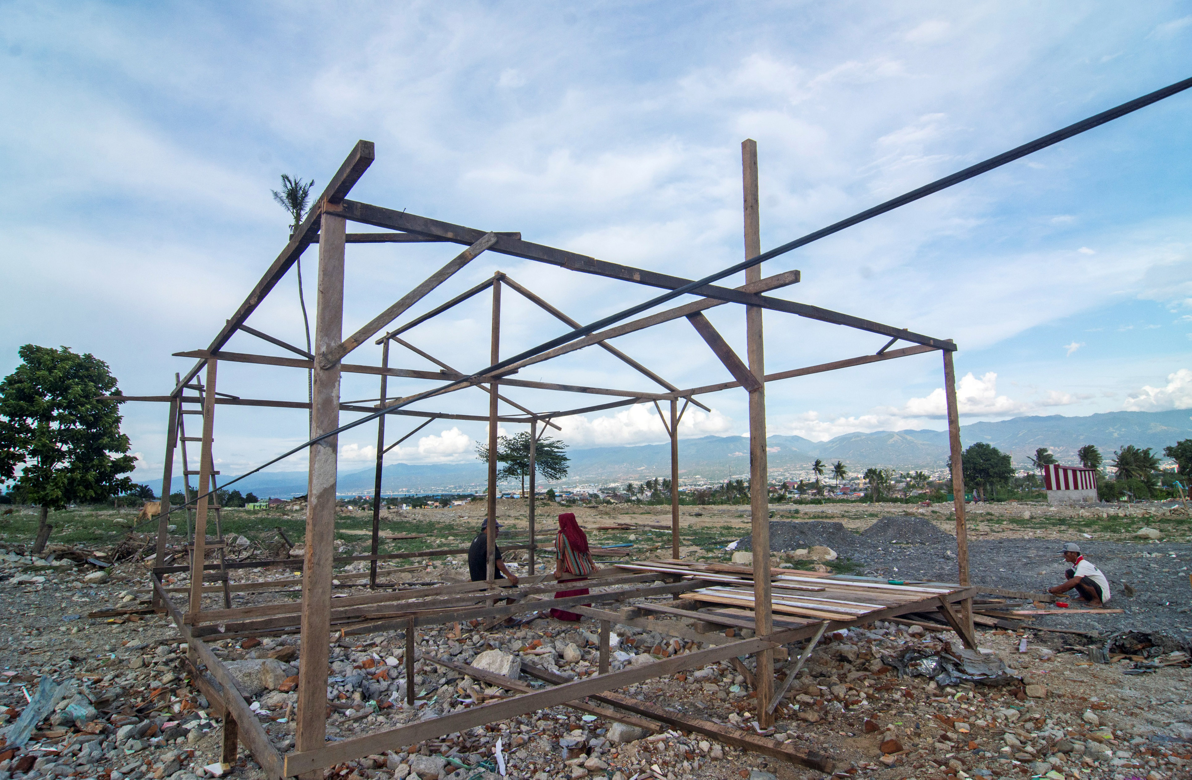 BANGUN KEMBALI RUMAH DI LOKASI LIKUIFAKSI: Warga membangun kembali rumah di lokasi bekas likuifaksi di Kelurahan Balaroa, Palu,  