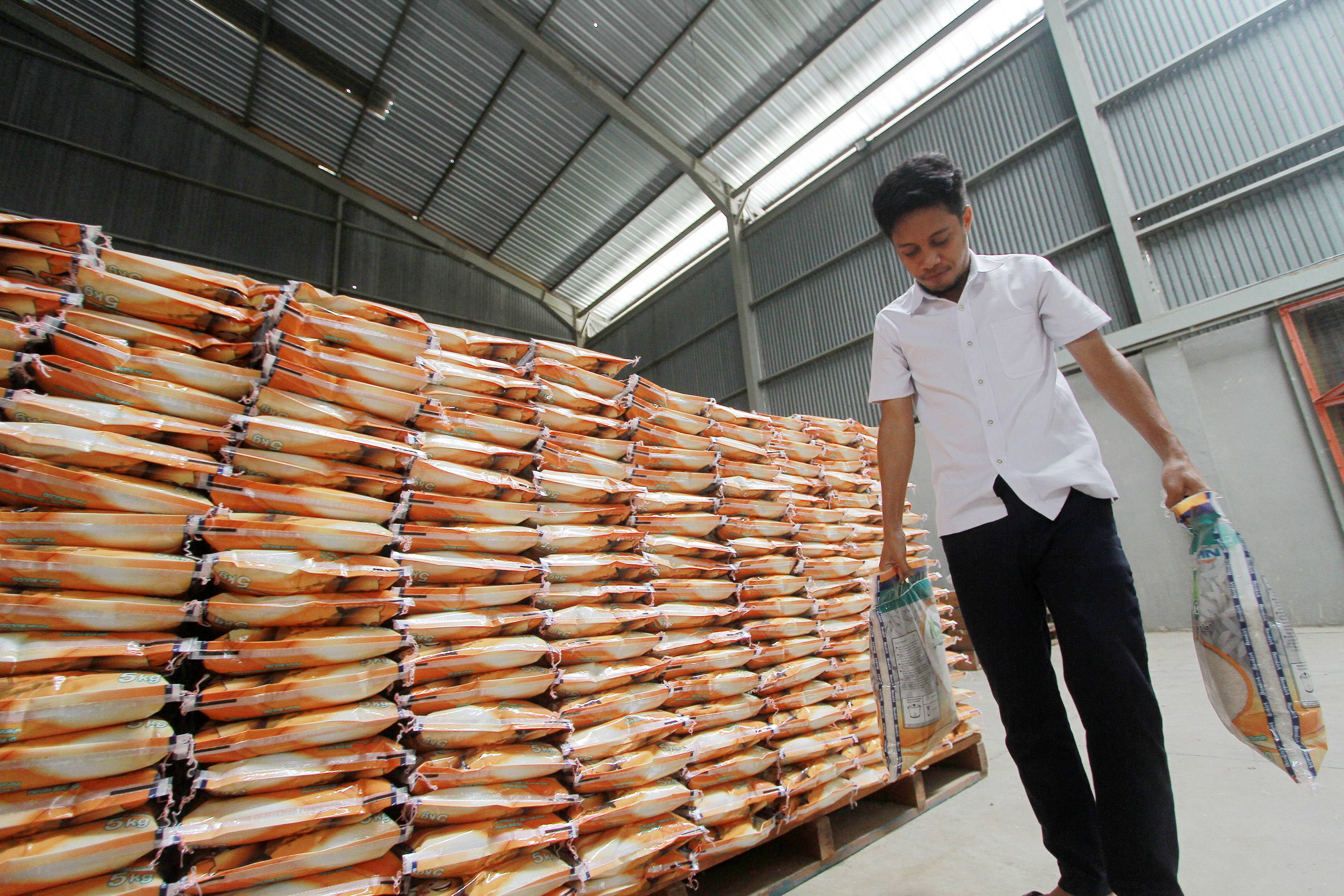 Timbunan Beras di Gudang Bulog