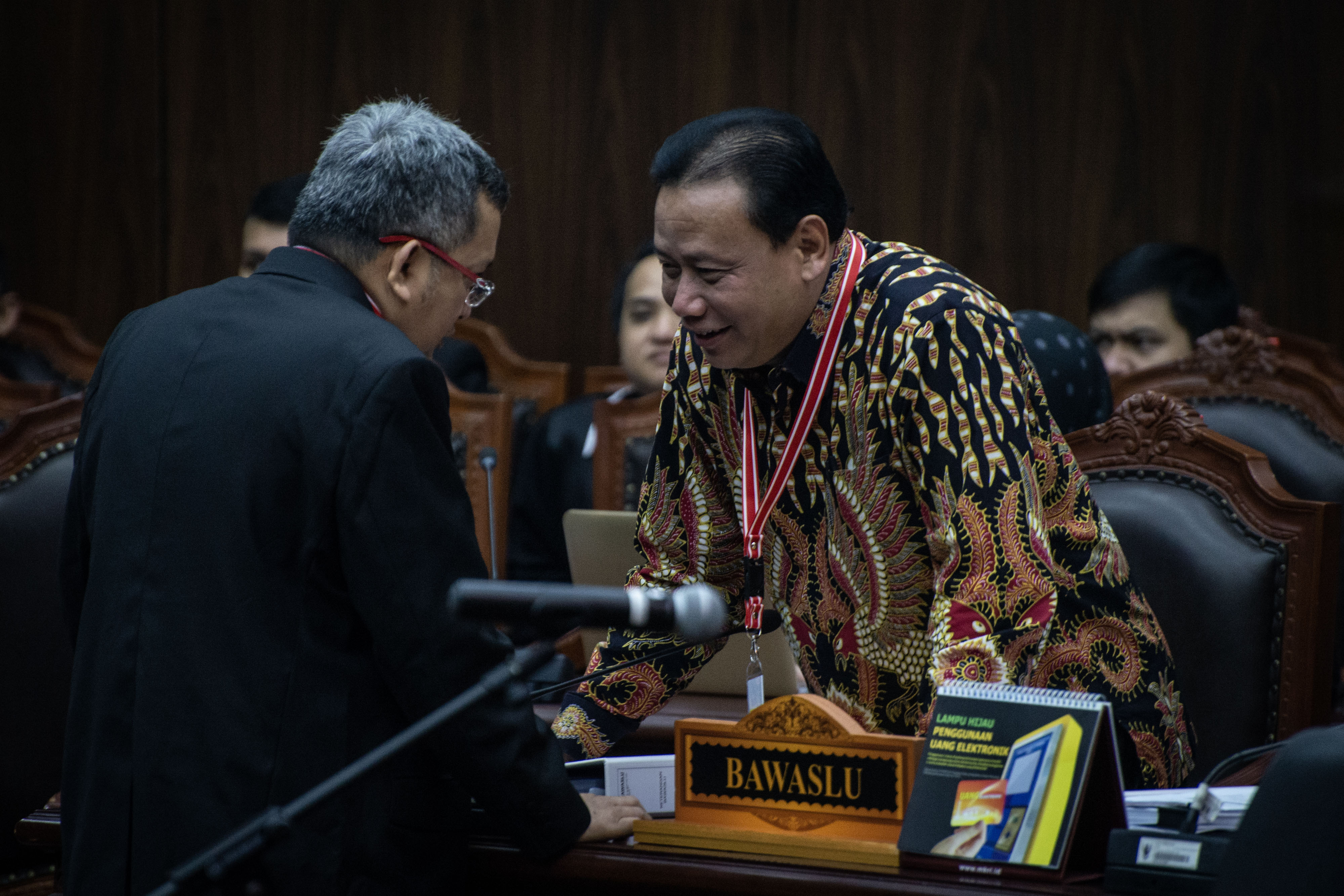 Ketua Bawaslu Abhan (kanan) mengikuti sidang perselisihan hasil pemilu 2019 di Gedung MK, Jakarta.