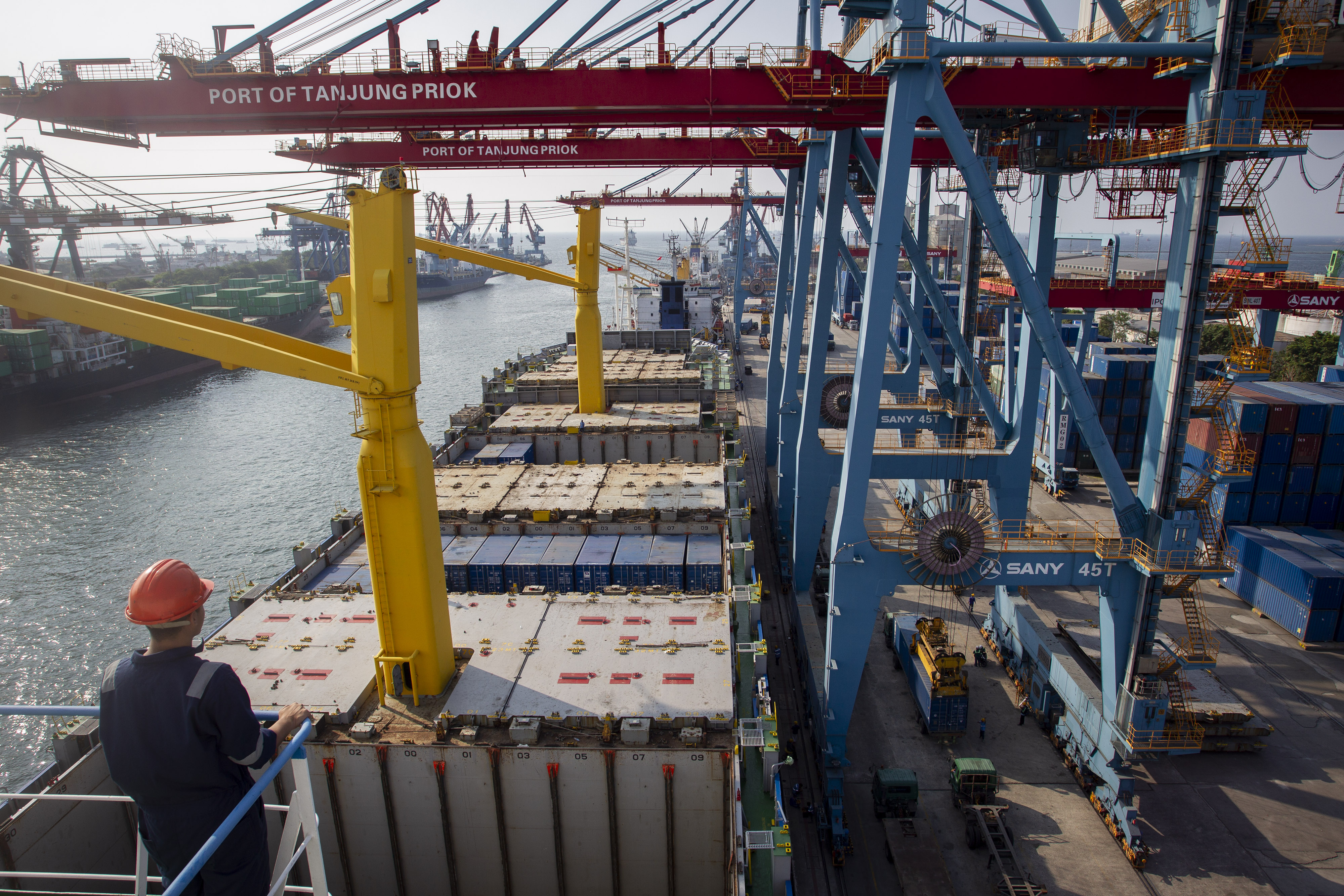 Aktivitas bongkar-muat di pelabuhan Tanjung Priok