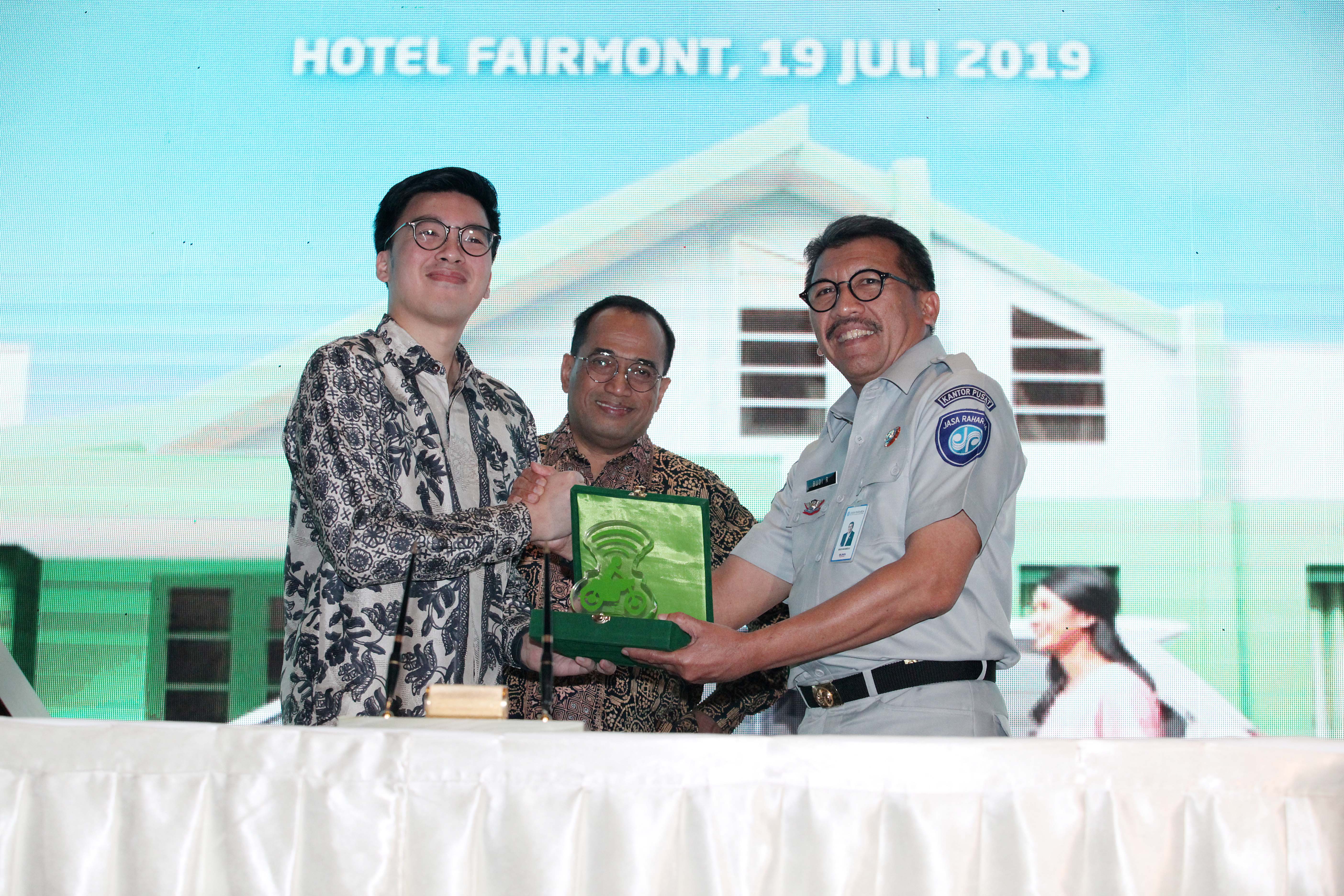 Menteri Perhubungan Budi Karya Sumadi (tengah) menyaksikan nota kesepakatan.