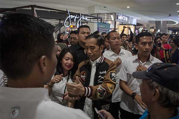 Presiden Joko Widodo menyapa warga saat mengunjungi Mall Paragon, Solo, Jawa Tengah, Sabtu (27/7/2019). 