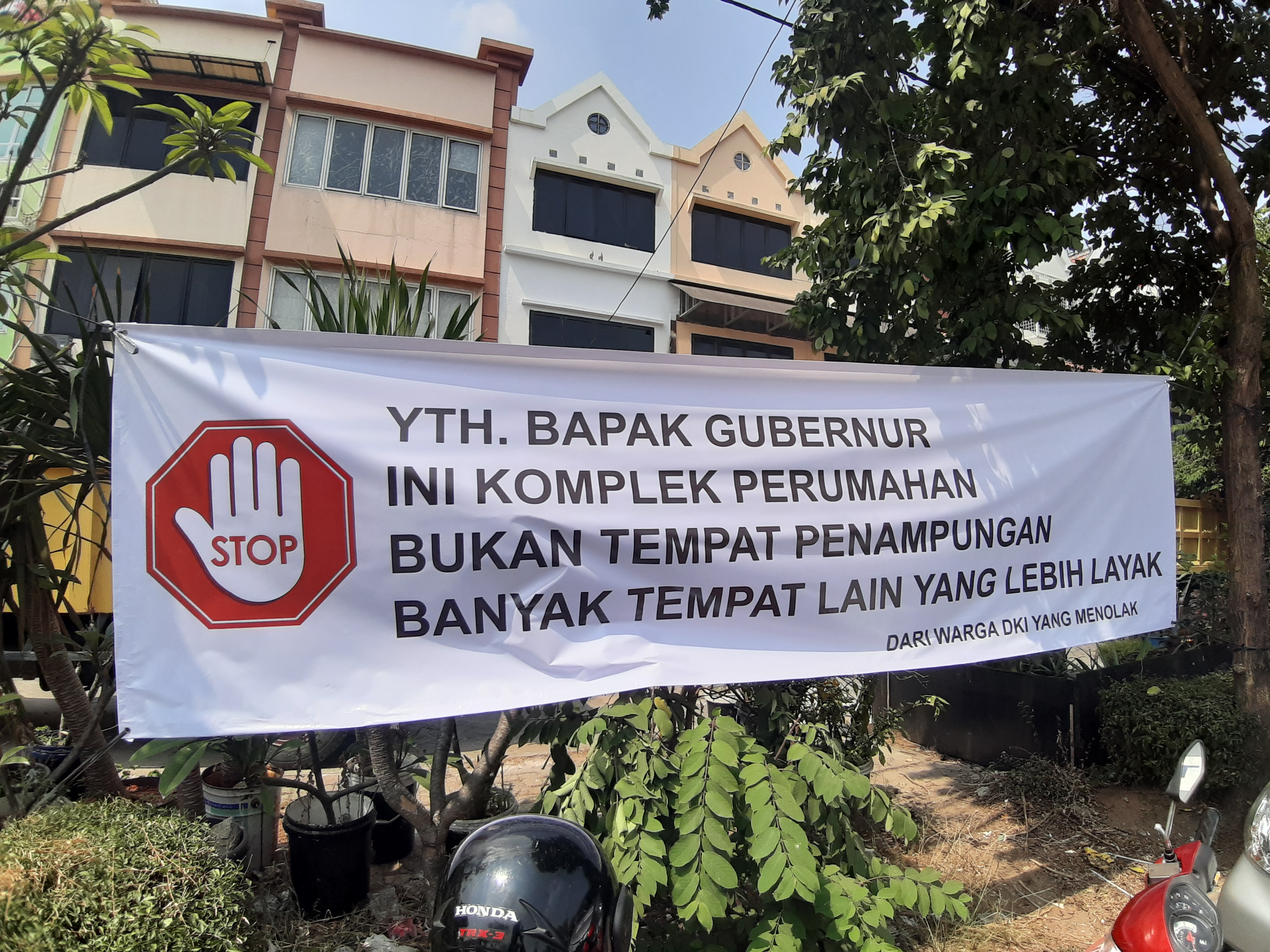 Spanduk penolakan keberadaan pengungsi di Kalideres