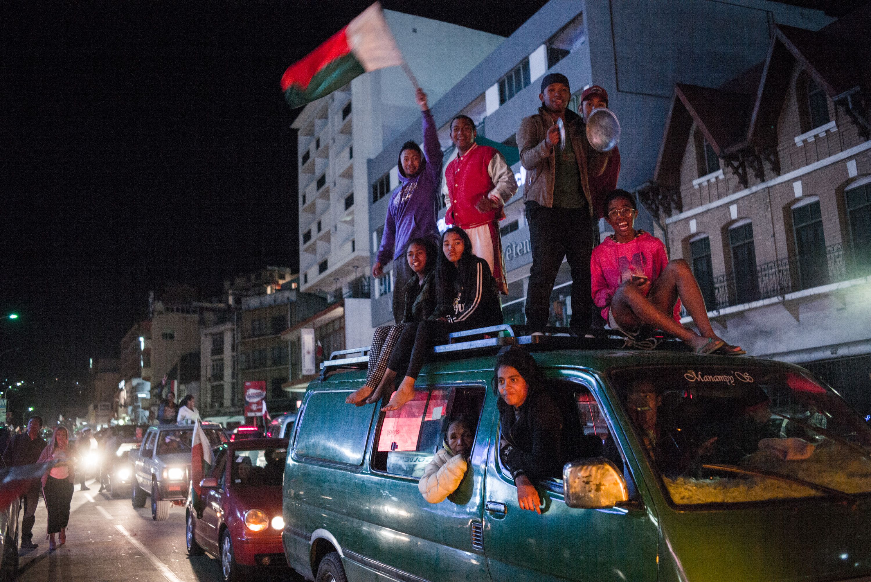 Para pendukung Madagaskar turun ke jalan merayakan kemenangan timnas Madagaskar atas Nigeria.