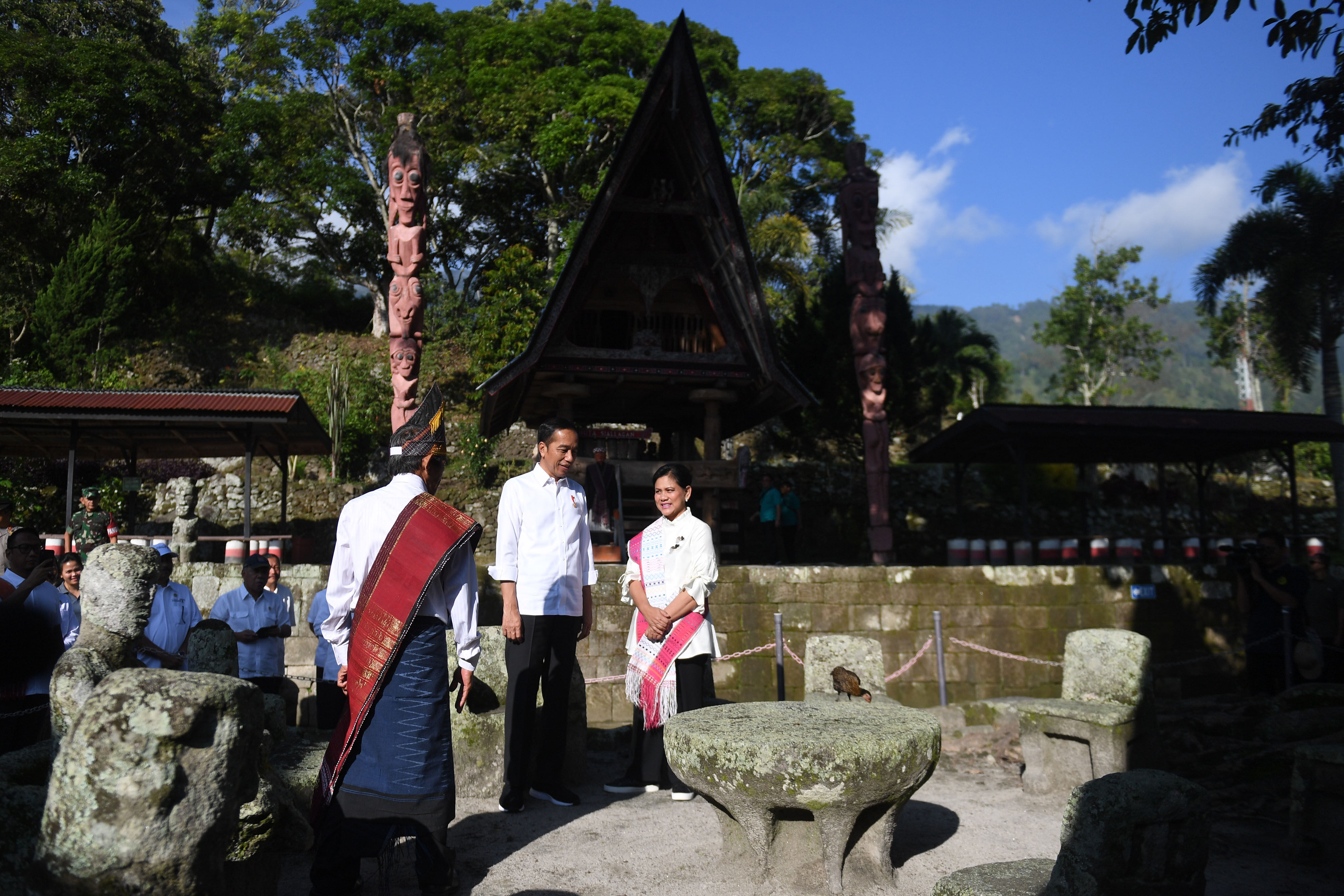 : Presiden Joko Widodo (tengah) bersama Ibu Negara Iriana Joko Widodo (kanan) mengunjungi Kampung Adat Batu Persidangan di Samosir, Sumut.