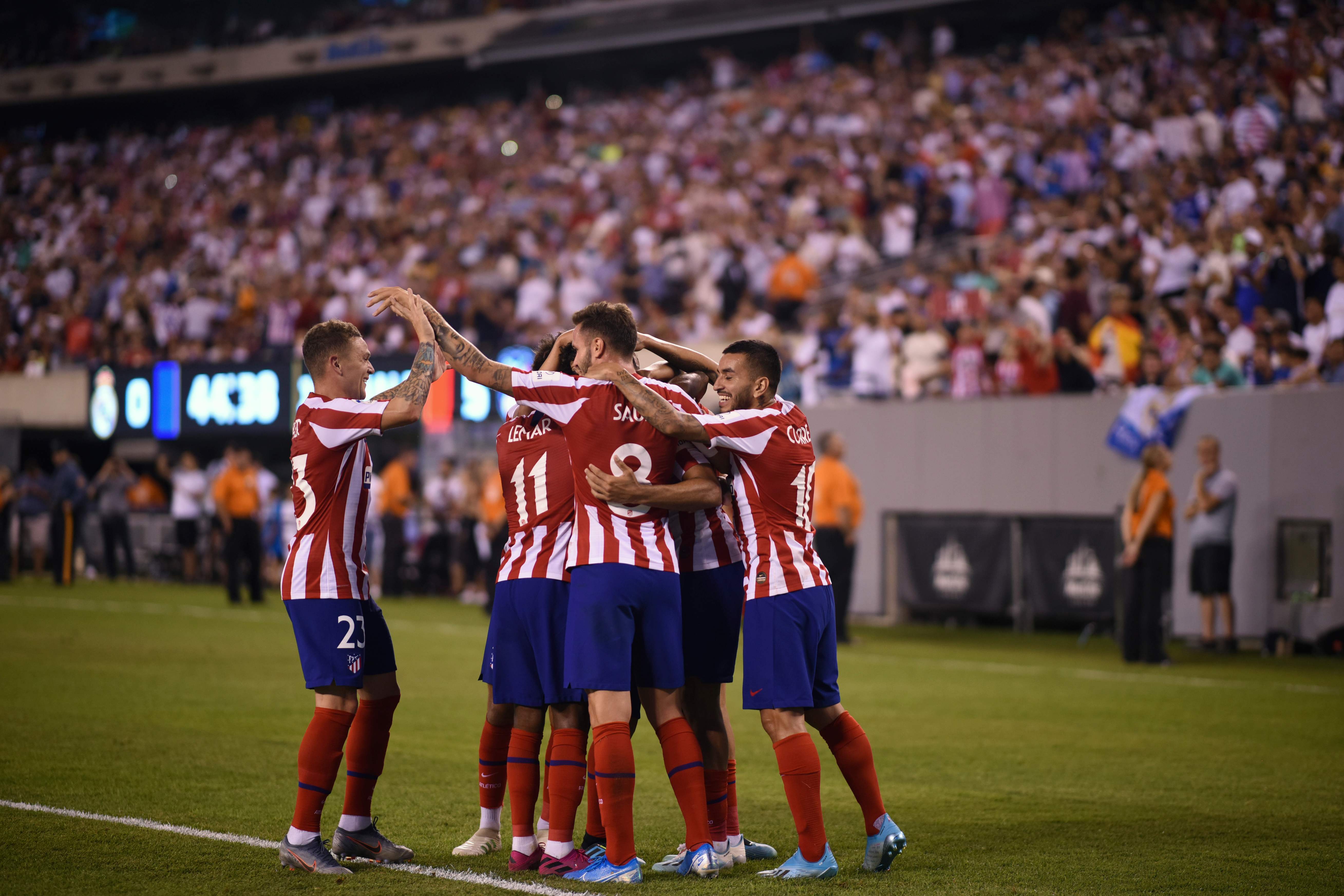  Para pemain Atletico Madrid merayakan kemenangan setelah mencetak gol kedua ke gawang Real Madrid.