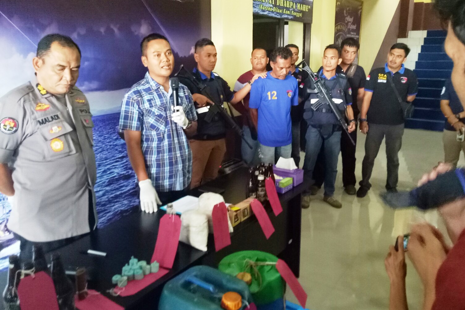 Tersangka bom ikan dirilis di Polair Beltim.