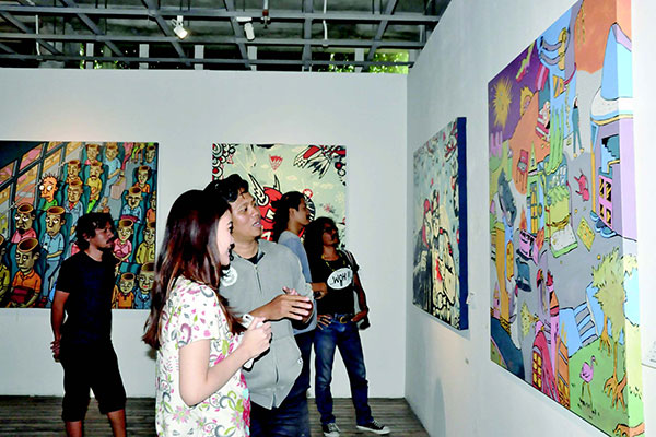 Pameran bertema Serigala Menembus Kabut ini menghadirkan lukisan komik dengan media dan teknik yang berbeda-beda.