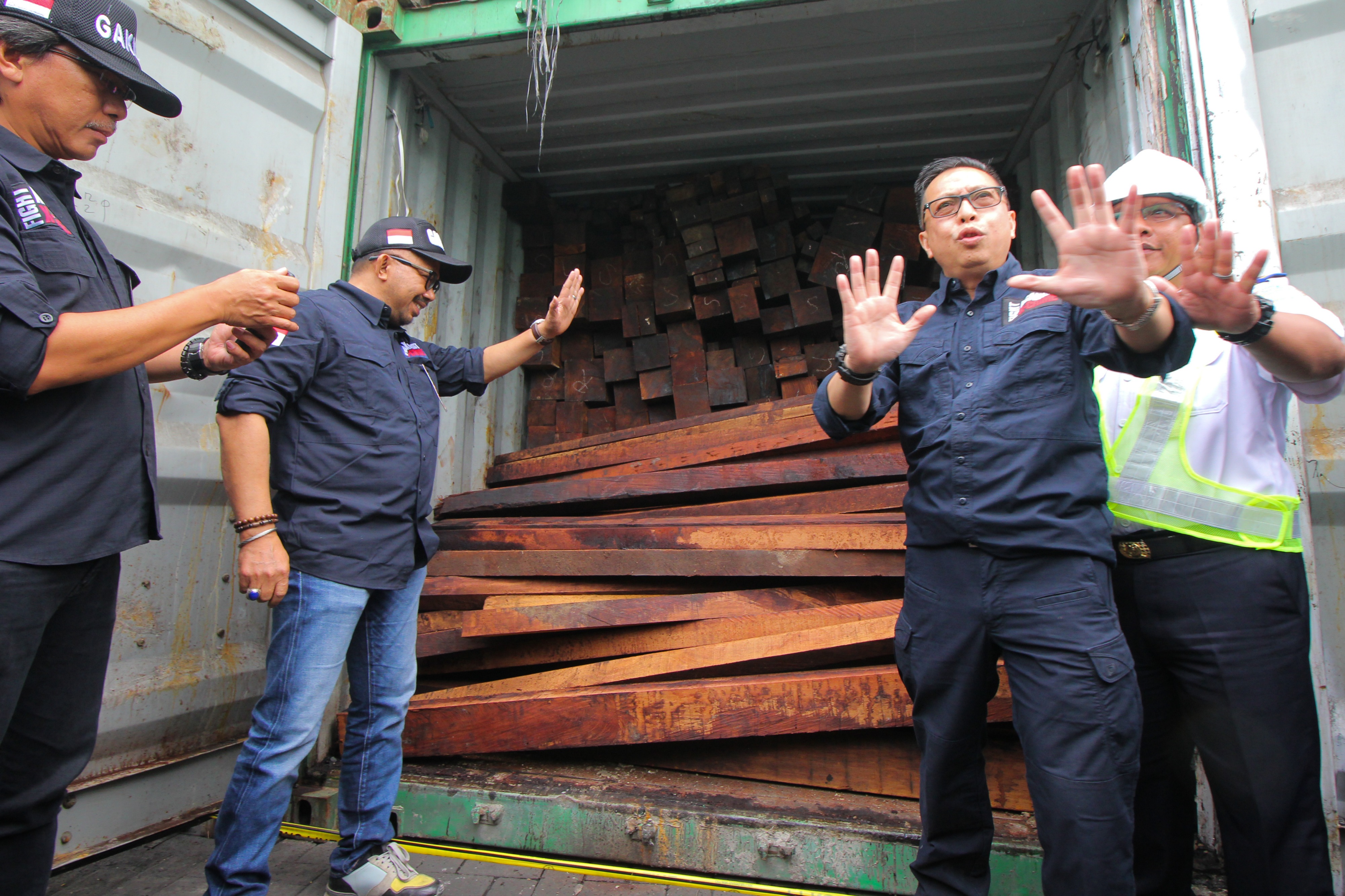 Petugas Gakkum LHK memeriksa kontainer beirisi kayu ilegal. 