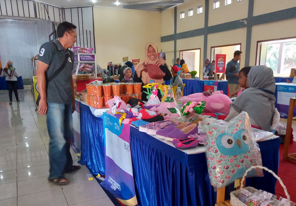 Para peserta pameran dan bazaar Business Development Service  di Gedung Pemuda, Kabupaten Temanggung, Jawa Tengah, Selasa (2/7).