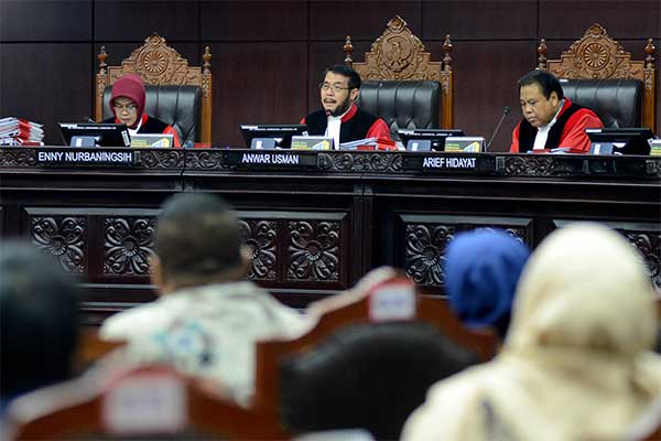 Ketua Mahkamah Konsititusi (MK) Anwar Usman (tengah) didampingi dua hakim konstitusi Enny Nurbaningsih (kiri) dan Arief Hidayat 