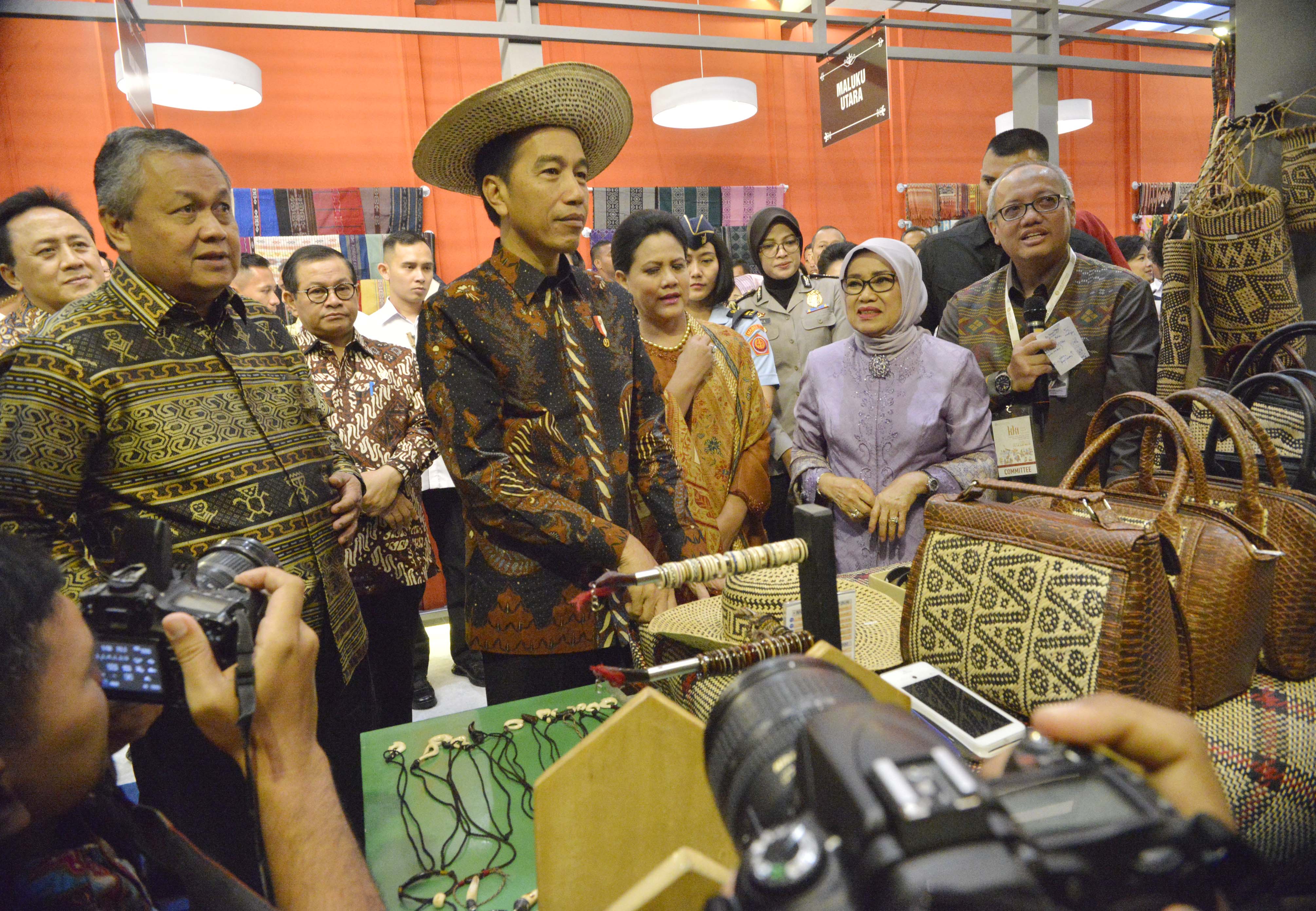 Presiden Joko Widodo (kedua kiri) didampingi Ibu Negara Iriana Joko Widodo (tengah)