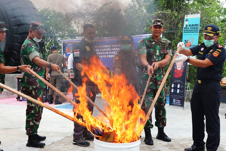 Bea Cukai memusnahkan barang-barang ilegal bersama TNI.