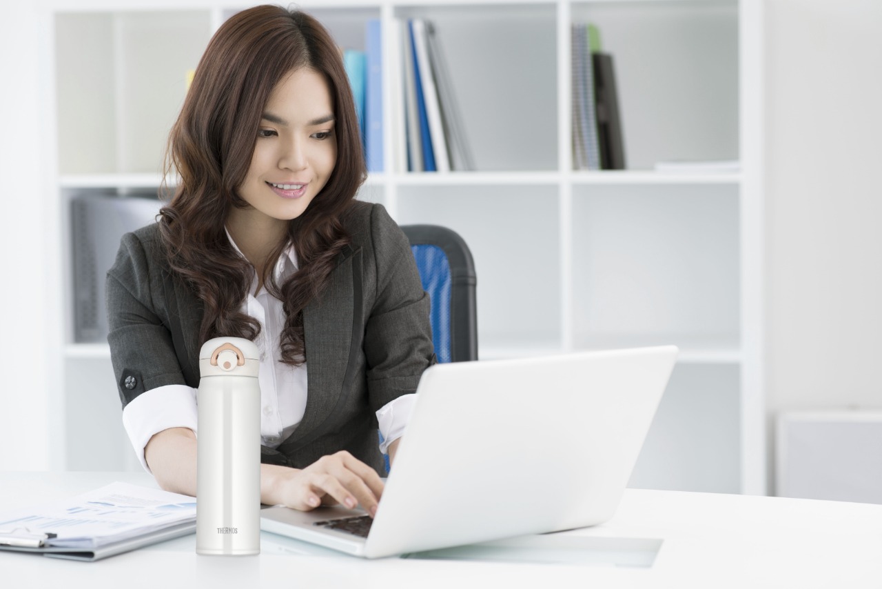 Termos gelas atau tumbler thermos sebaiknya dari bahan stainless steel.